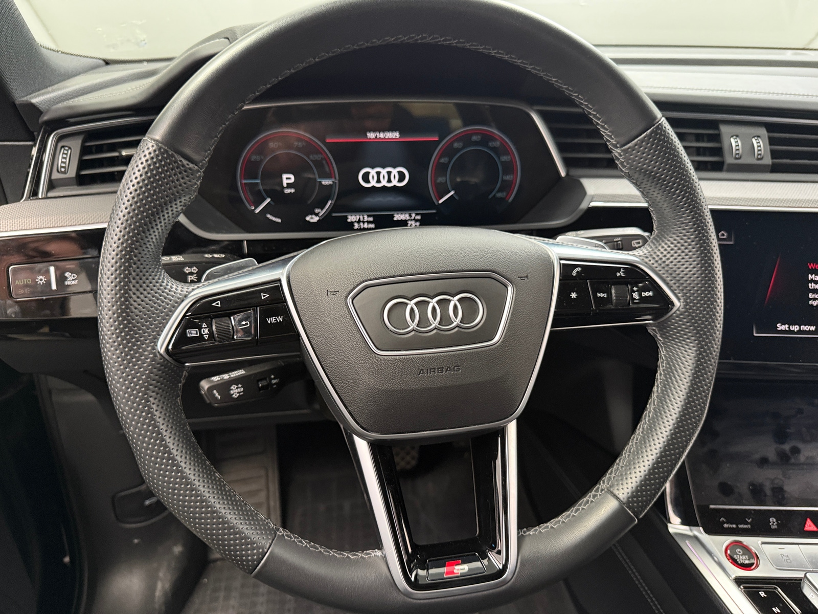 Thumbnail: 2022 Audi e-tron S - 4