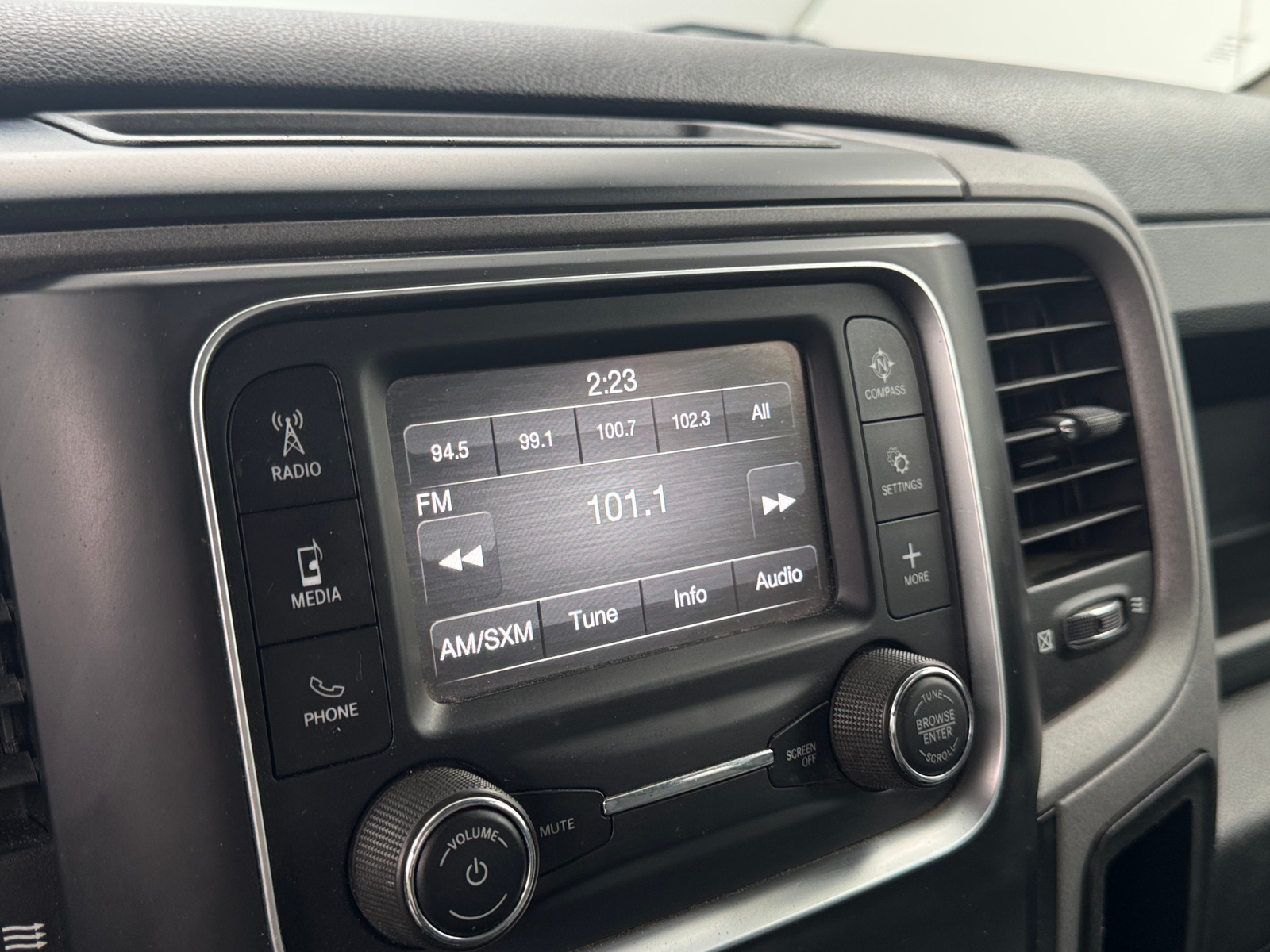 Thumbnail: 2021 RAM 1500 Classic - 3