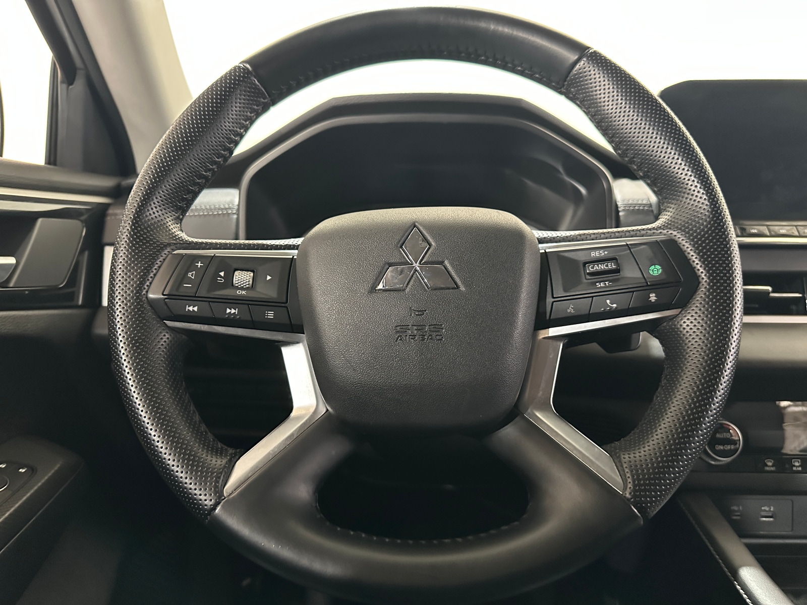 Thumbnail: 2024 Mitsubishi Outlander - 4