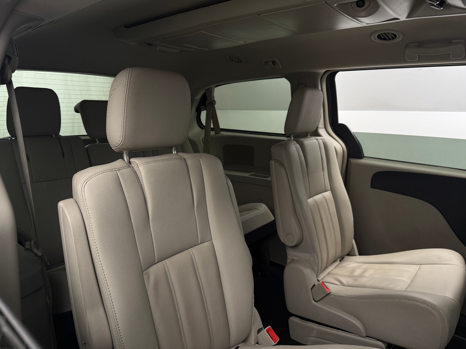 Thumbnail: 2016 Chrysler Town & Country - 5
