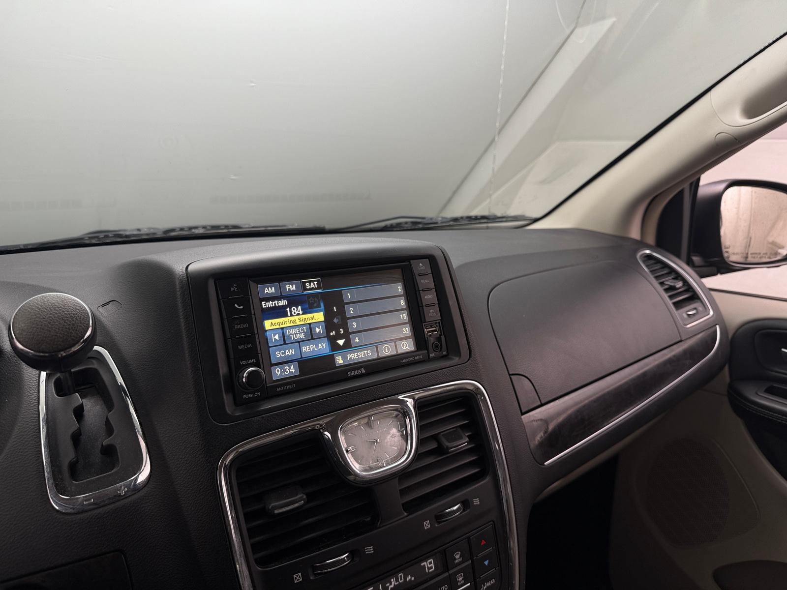 Thumbnail: 2016 Chrysler Town & Country - 3