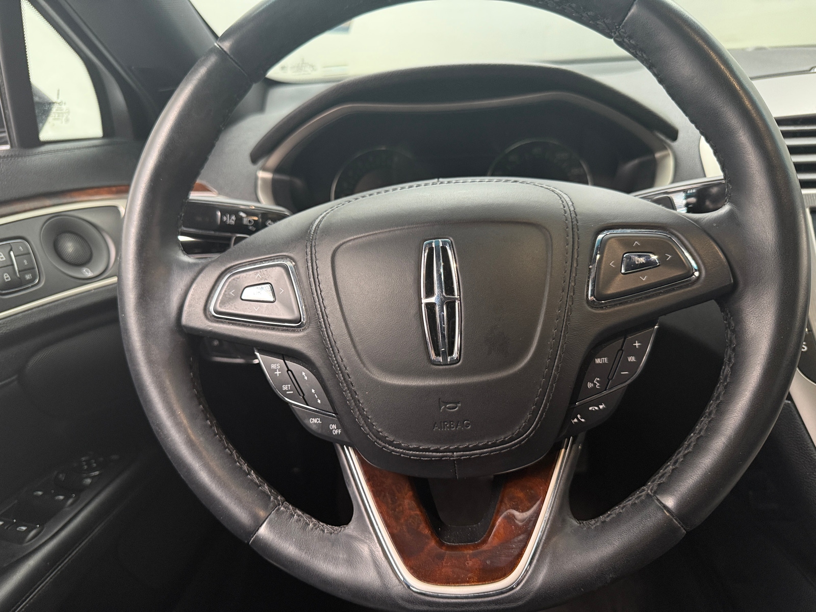 Thumbnail: 2020 Lincoln MKZ - 4