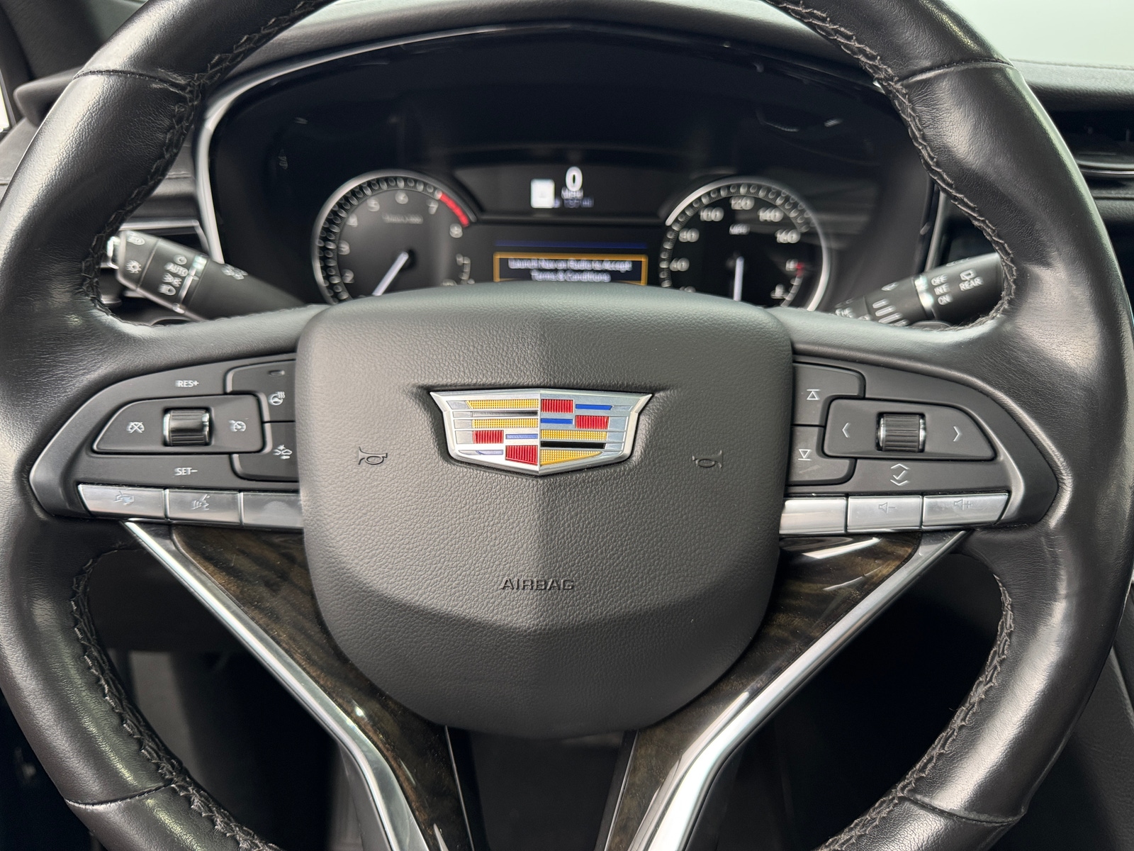 Thumbnail: 2022 Cadillac XT6 - 4