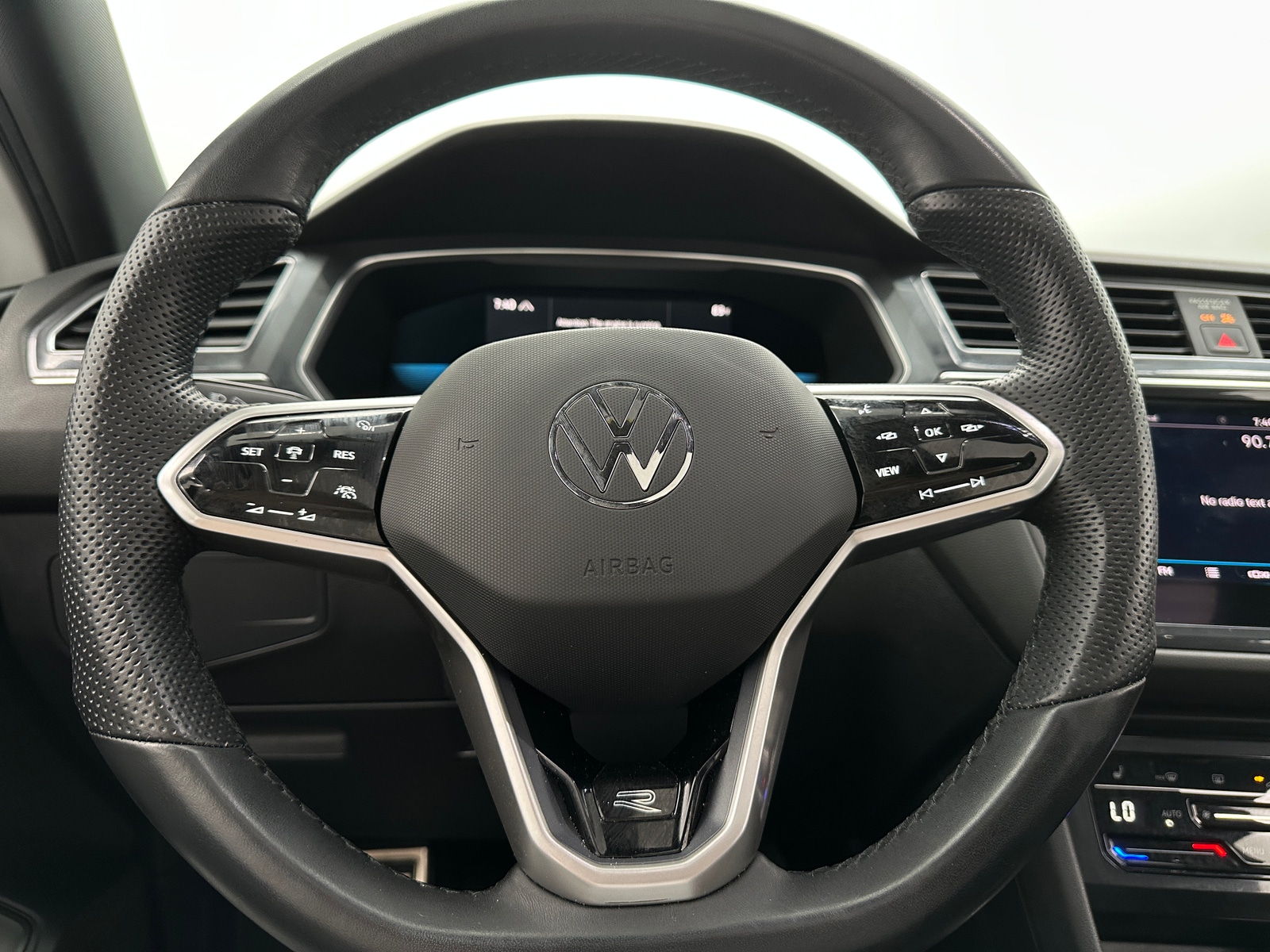 Thumbnail: 2022 Volkswagen Tiguan - 4