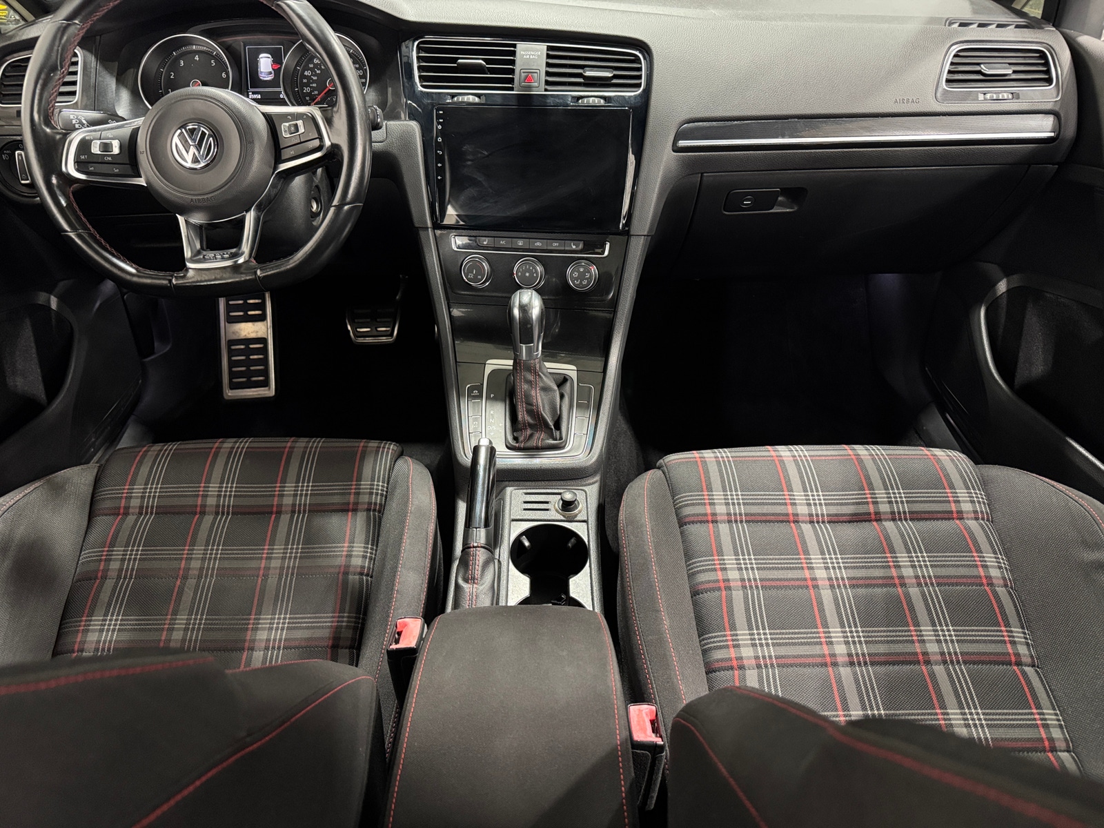 Thumbnail: 2016 Volkswagen Golf - 3