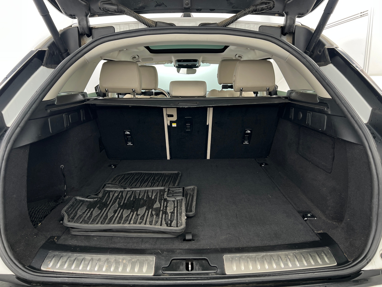 Thumbnail: 2022 Land Rover Range Rover Velar - 6