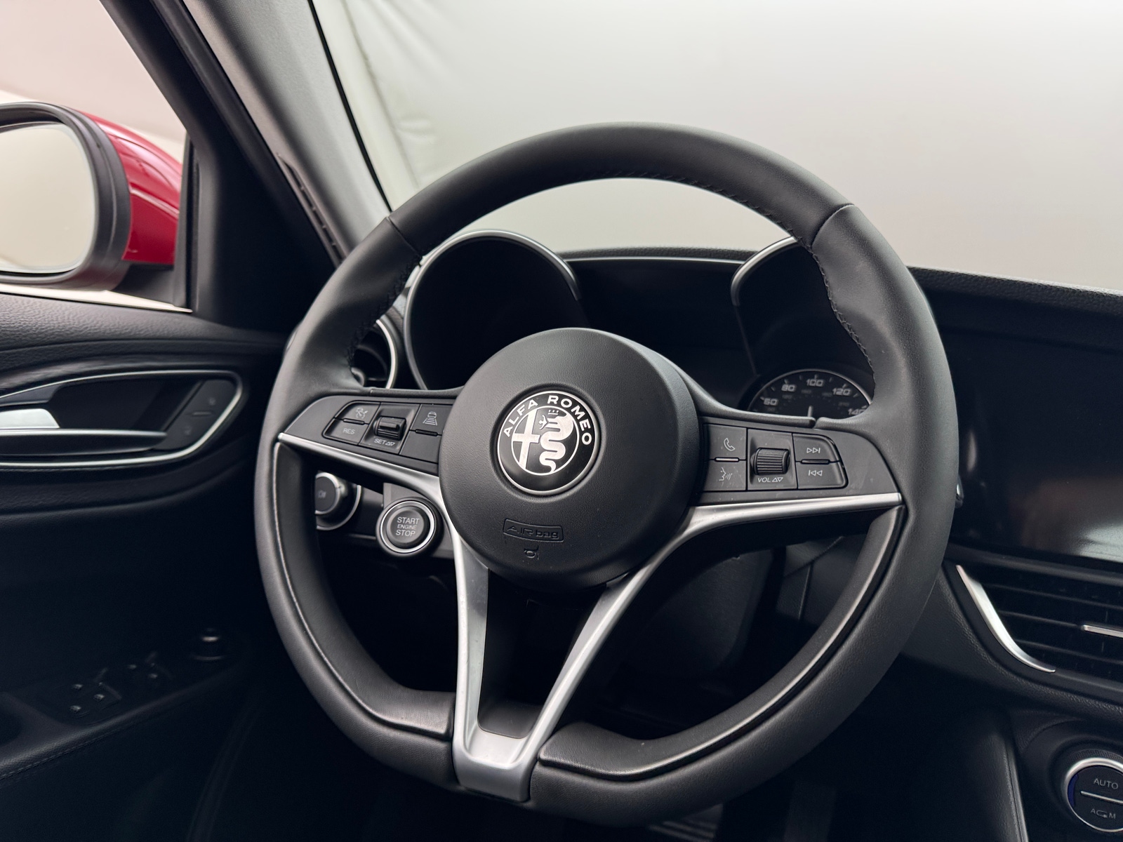 Thumbnail: 2017 Alfa Romeo Giulia - 4
