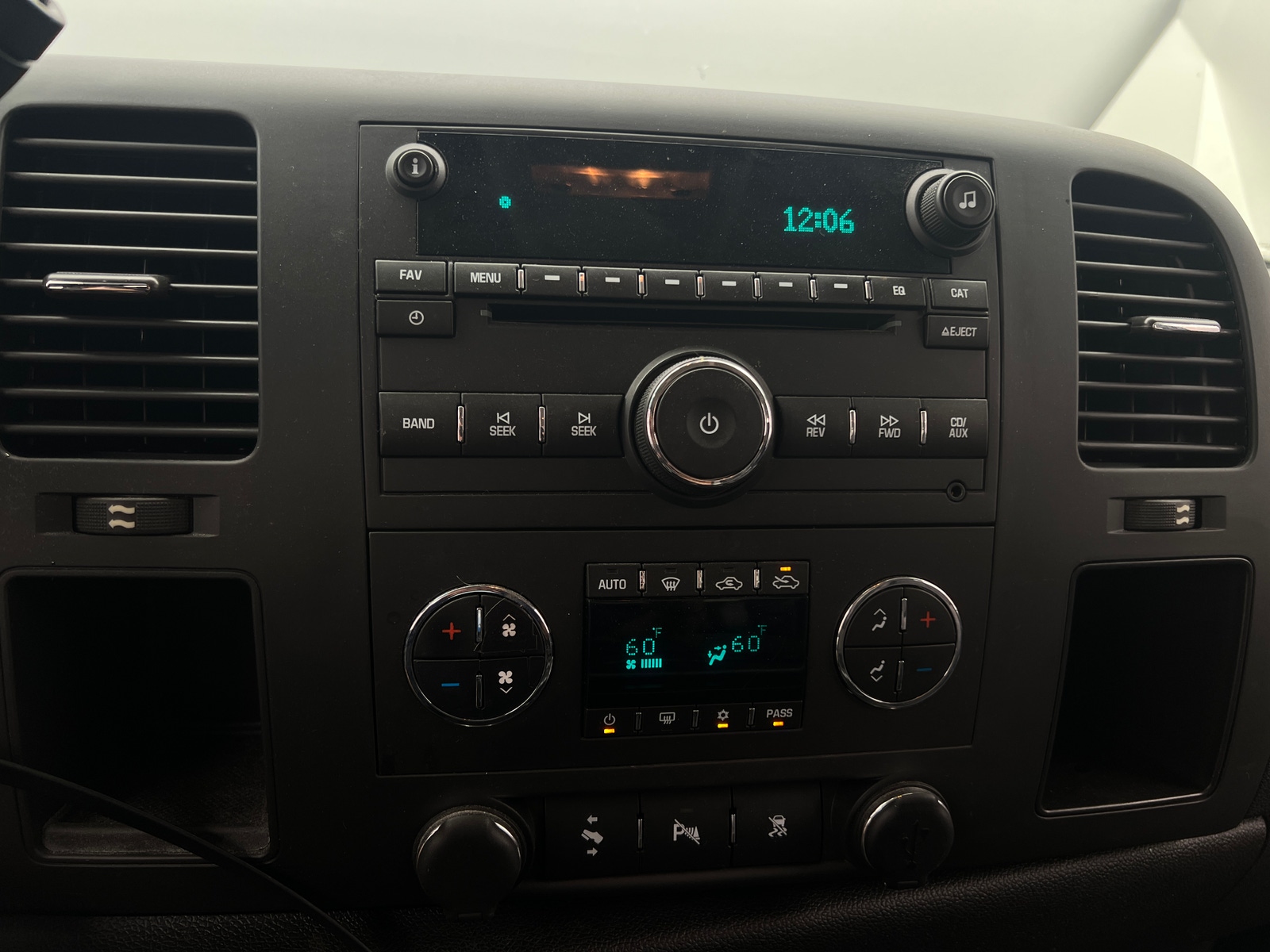 Thumbnail: 2011 Chevrolet Silverado 1500 - 3