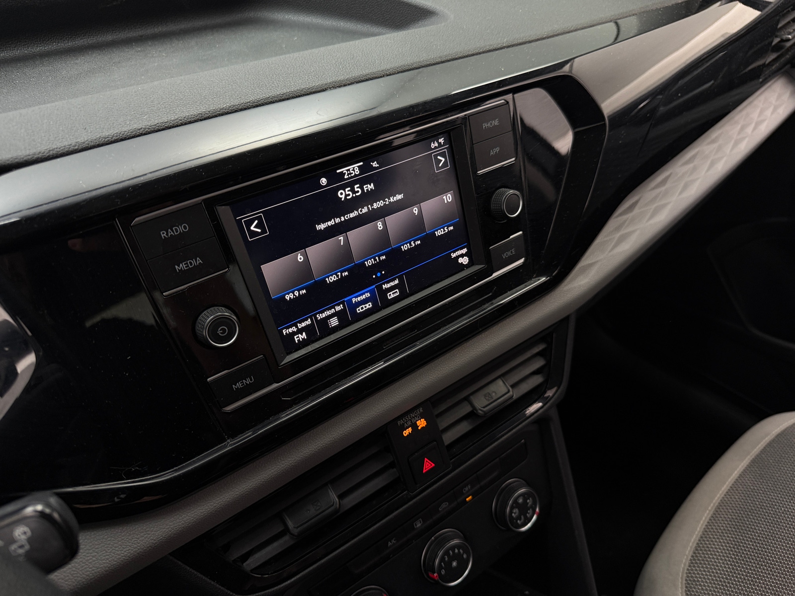 Thumbnail: 2022 Volkswagen Taos - 4