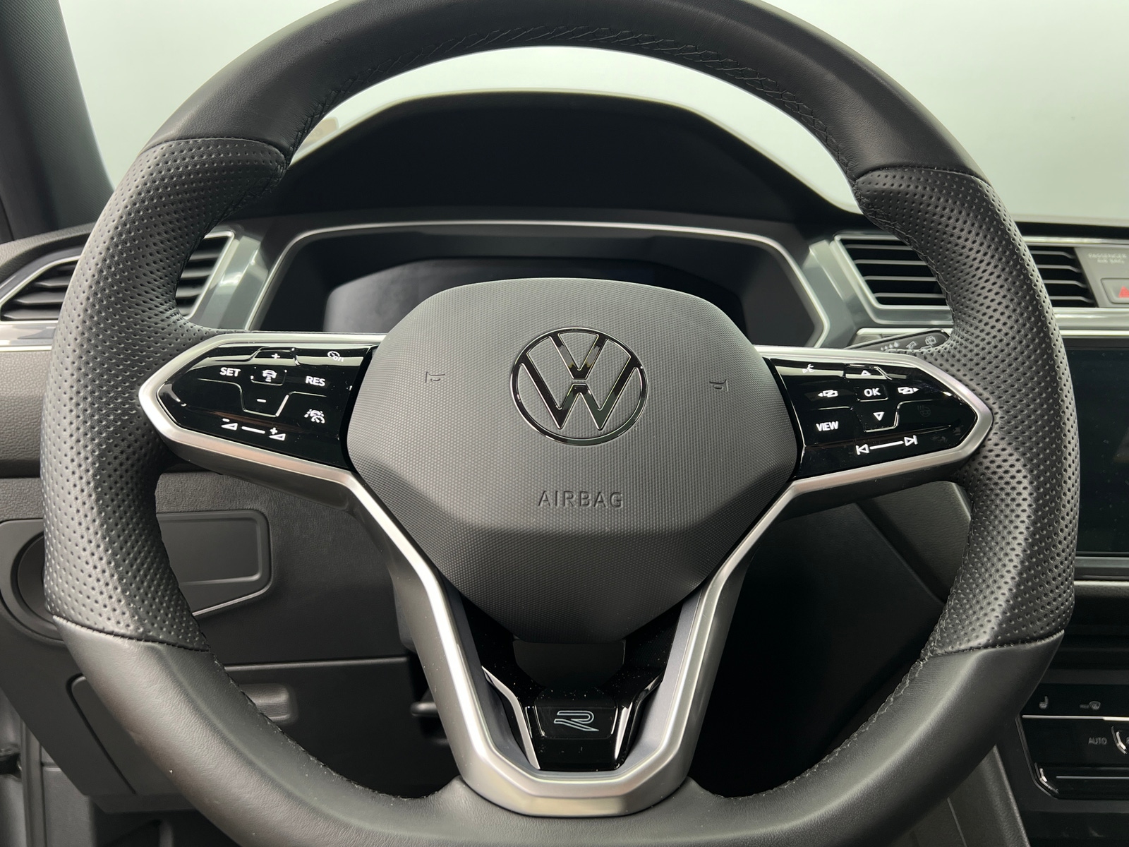 Thumbnail: 2023 Volkswagen Tiguan - 4