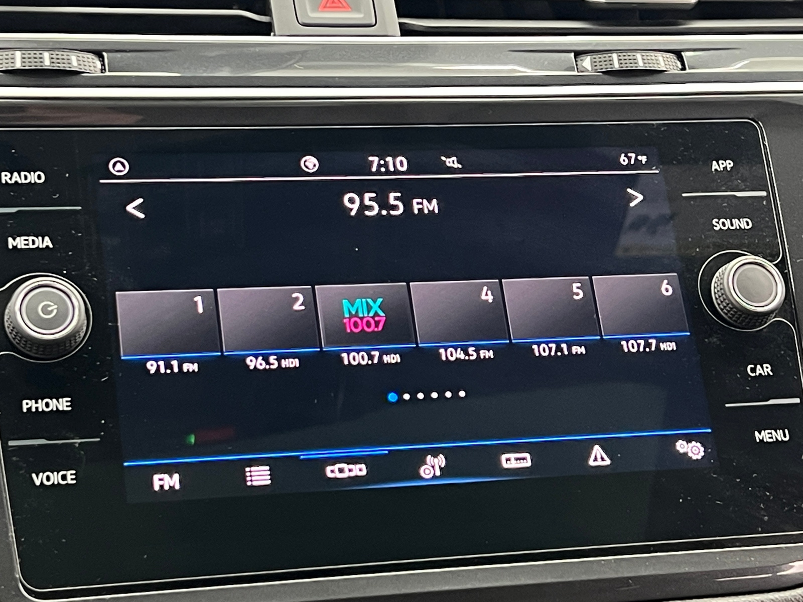 Thumbnail: 2023 Volkswagen Tiguan - 3