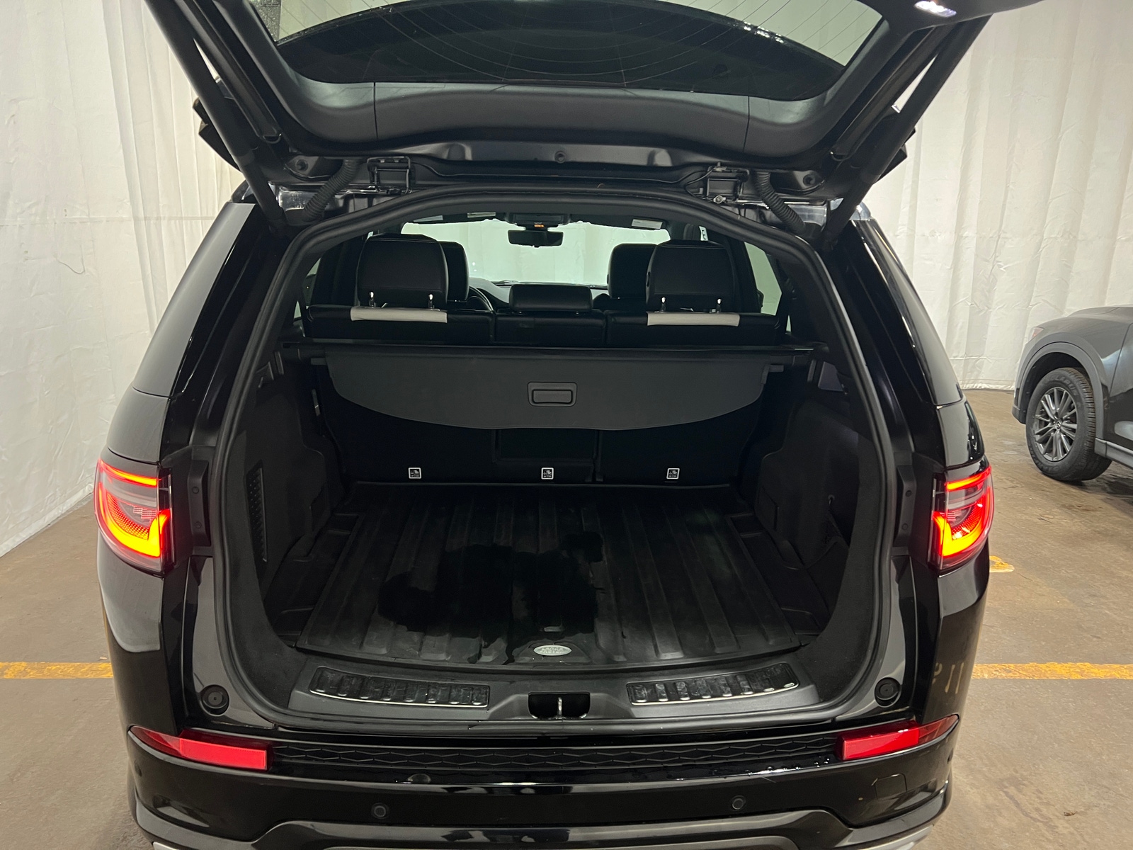 Thumbnail: 2020 Land Rover Discovery Sport - 6