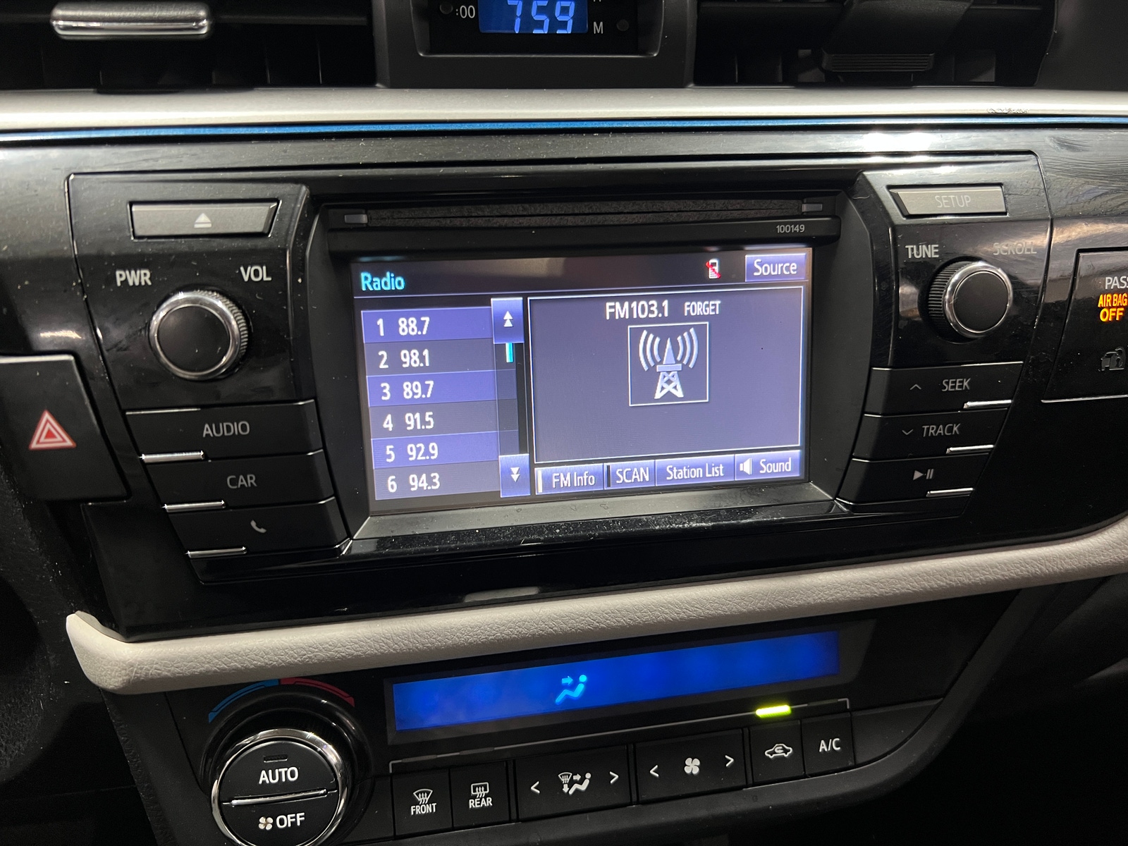 Thumbnail: 2015 Toyota Corolla - 4