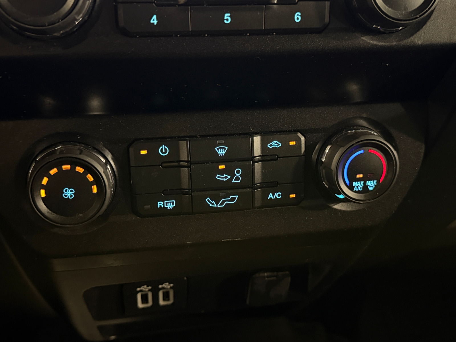 Thumbnail: 2019 Ford Econoline - 4