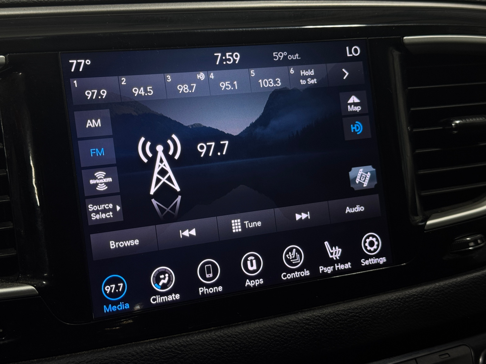 Thumbnail: 2020 Chrysler Pacifica - 3