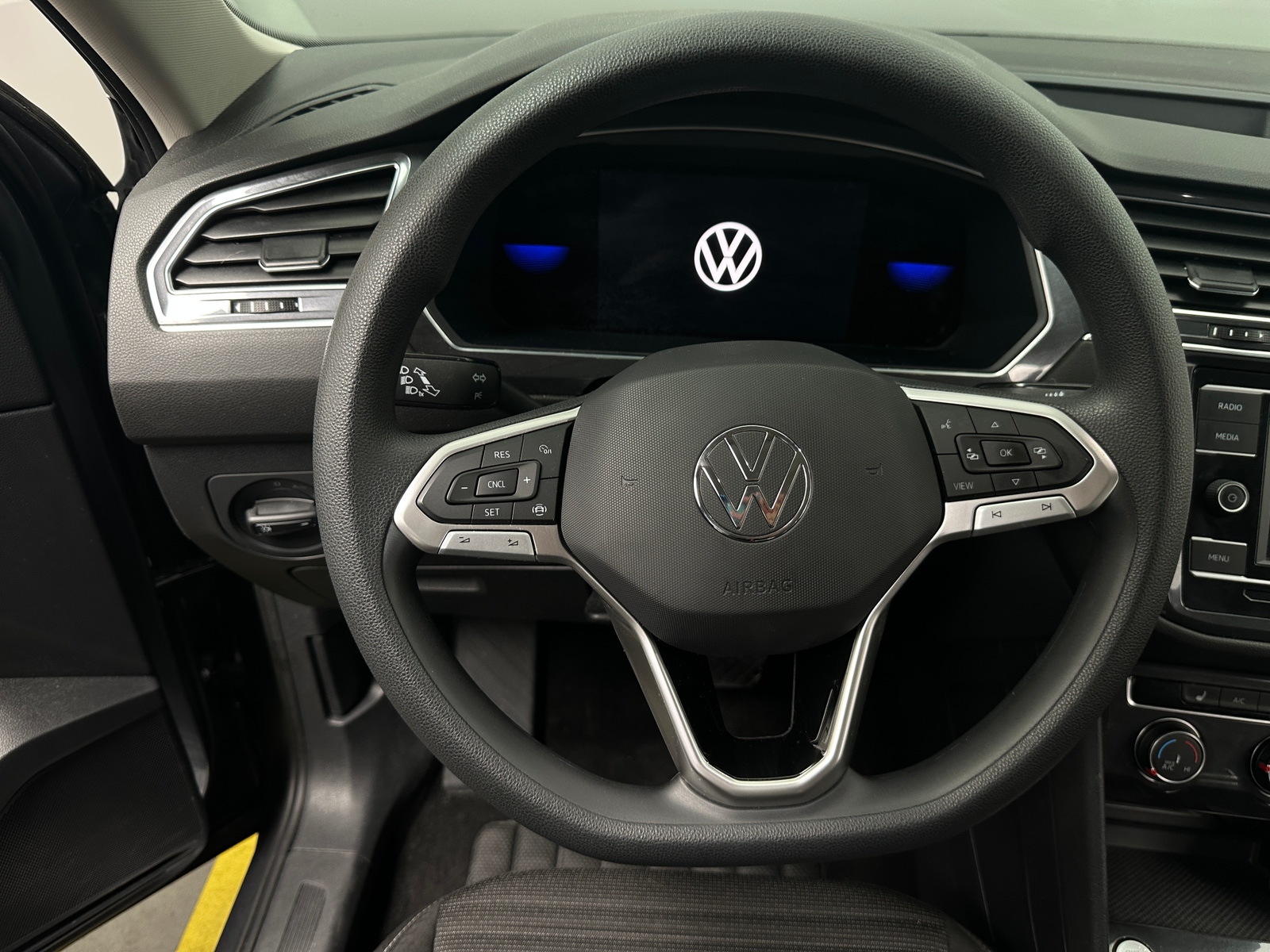Thumbnail: 2022 Volkswagen Tiguan - 5