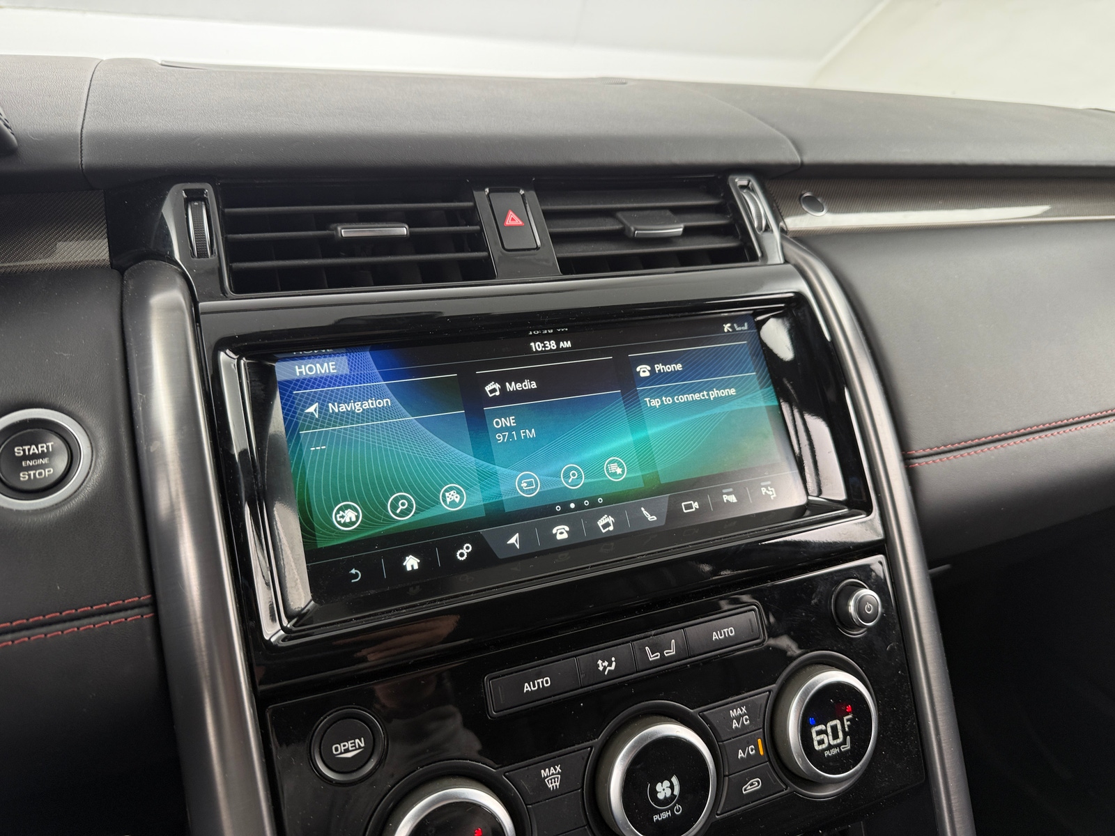 Thumbnail: 2020 Land Rover Discovery - 3