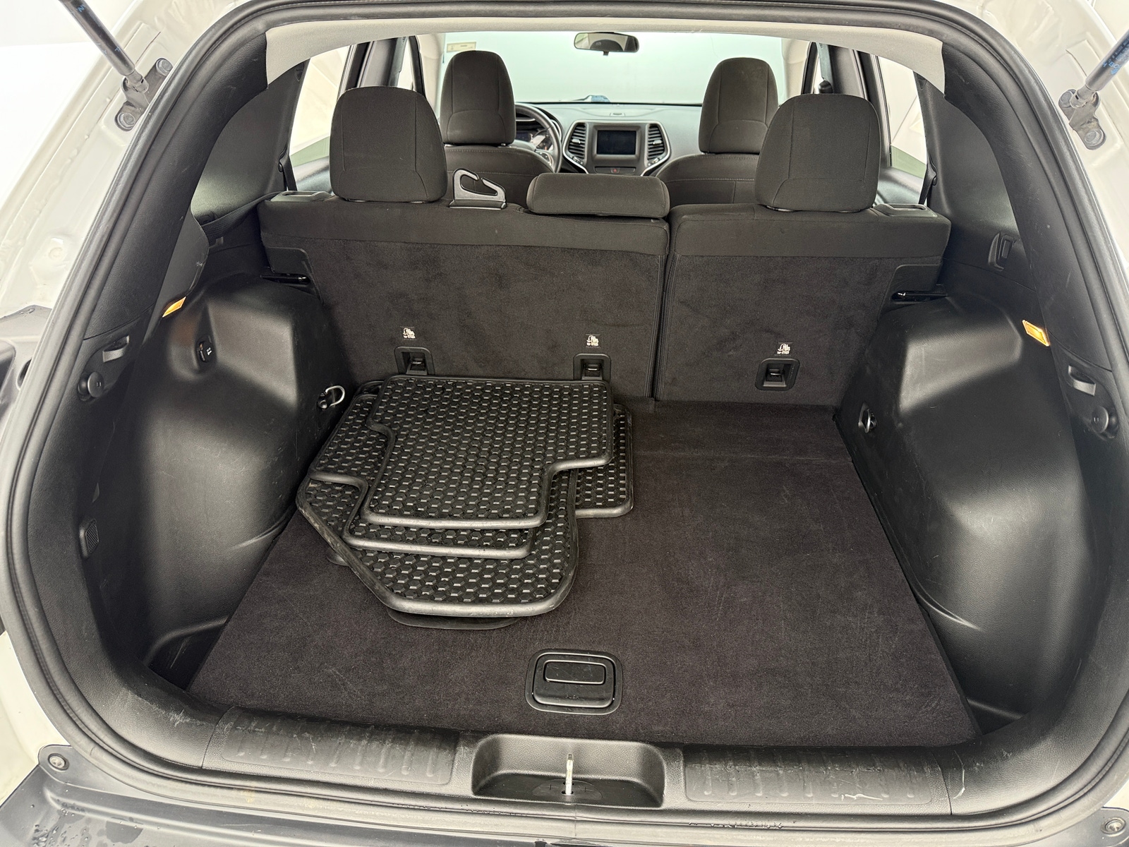 Thumbnail: 2019 Jeep Cherokee - 7