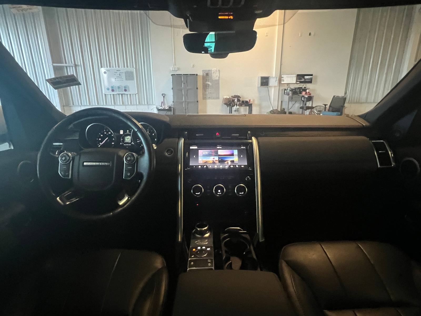 Thumbnail: 2017 Land Rover Discovery - 2