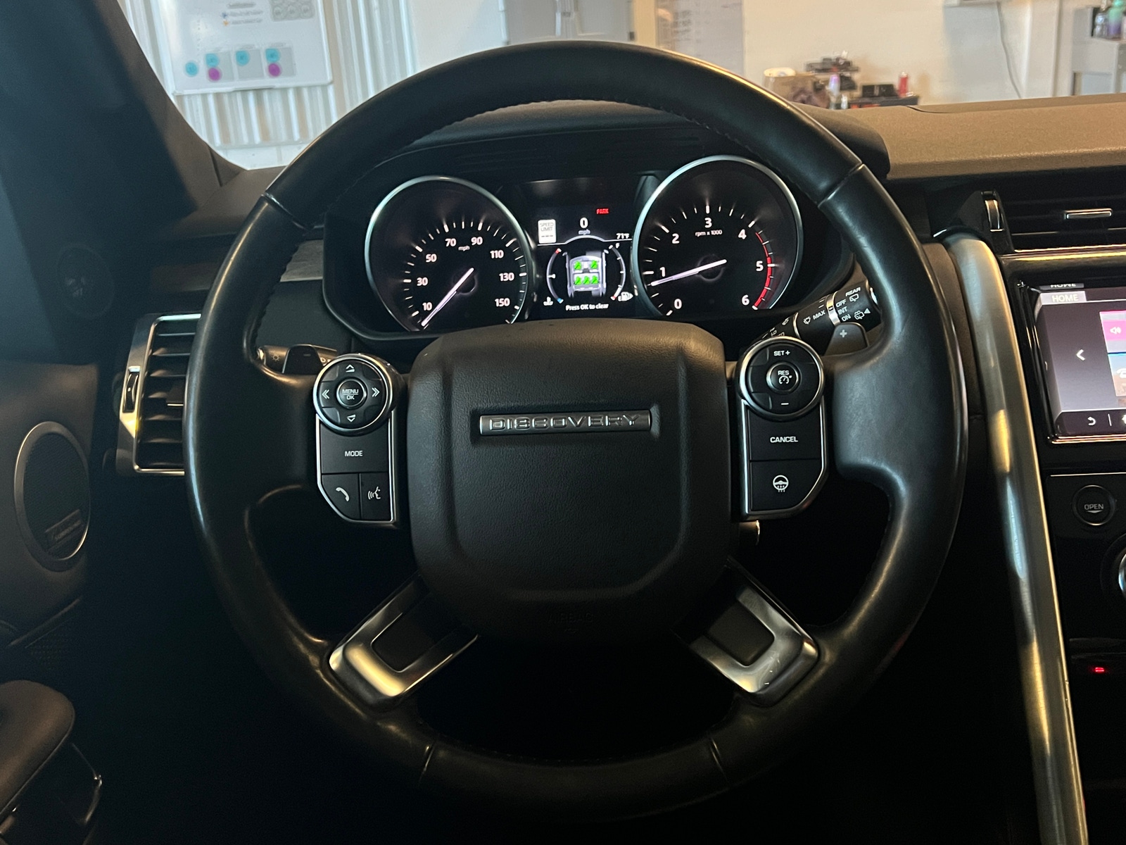 Thumbnail: 2017 Land Rover Discovery - 4