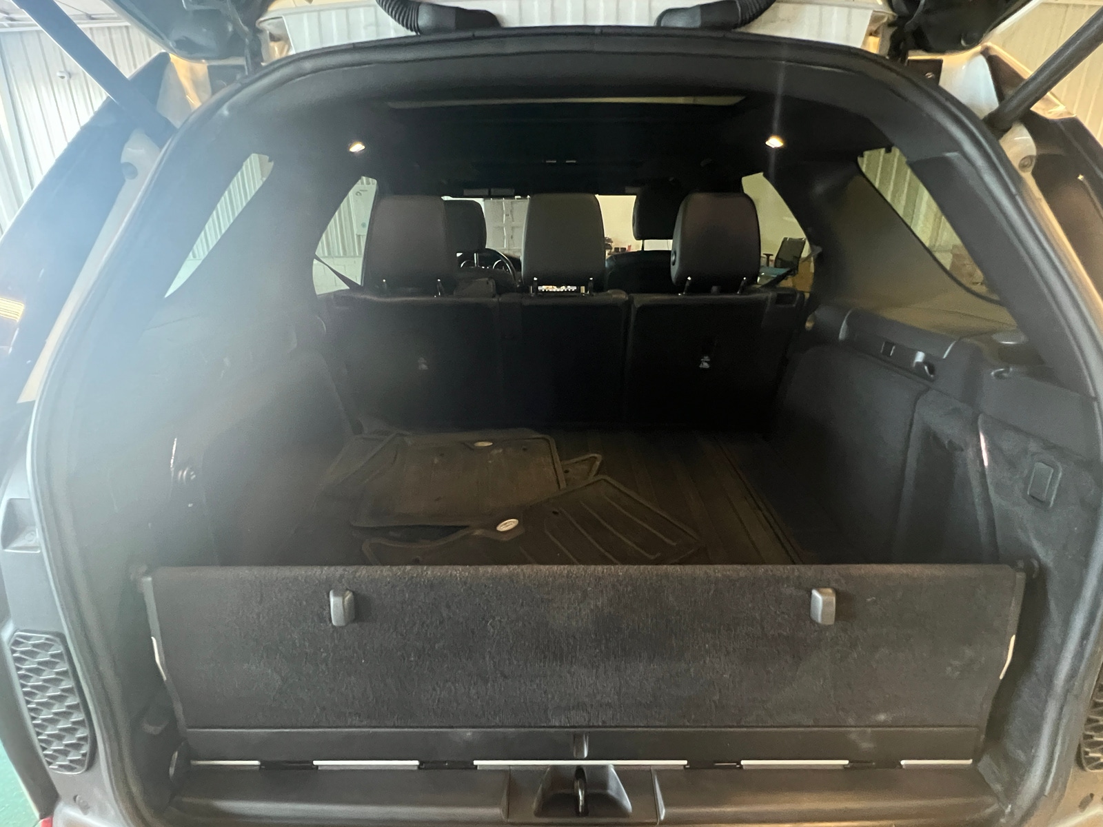 Thumbnail: 2017 Land Rover Discovery - 6