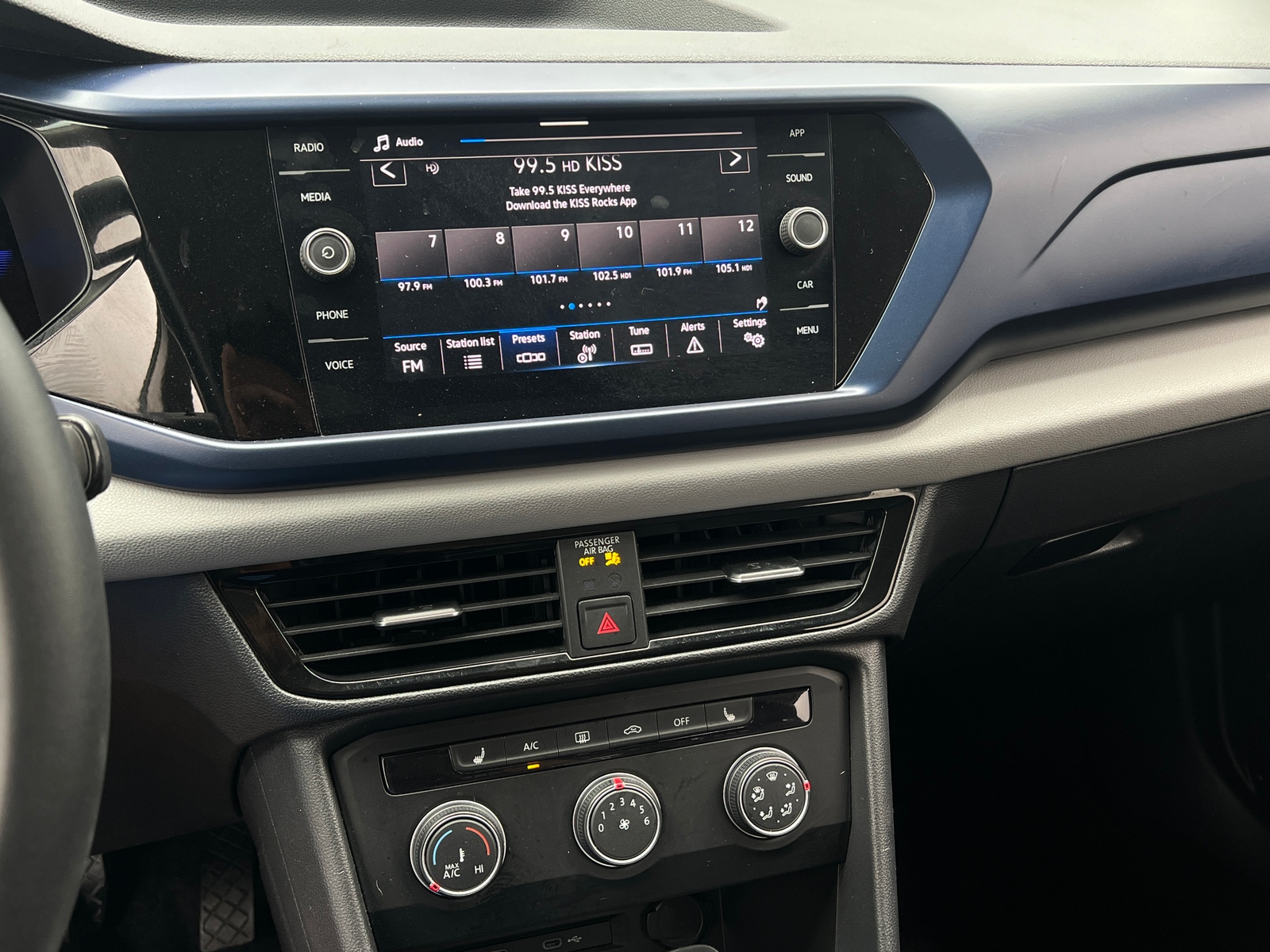 Thumbnail: 2022 Volkswagen Taos - 3