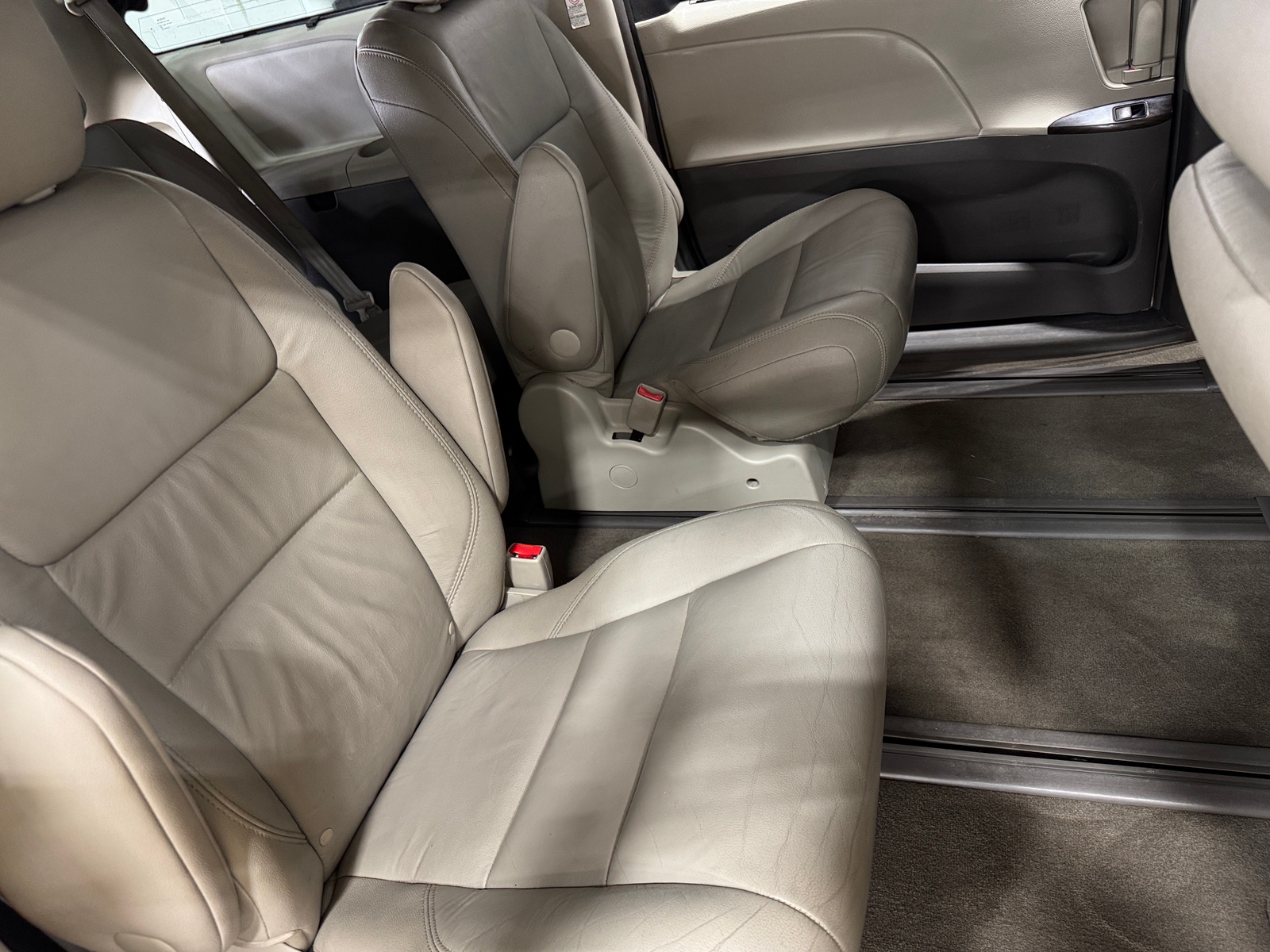 Thumbnail: 2017 Toyota Sienna - 5