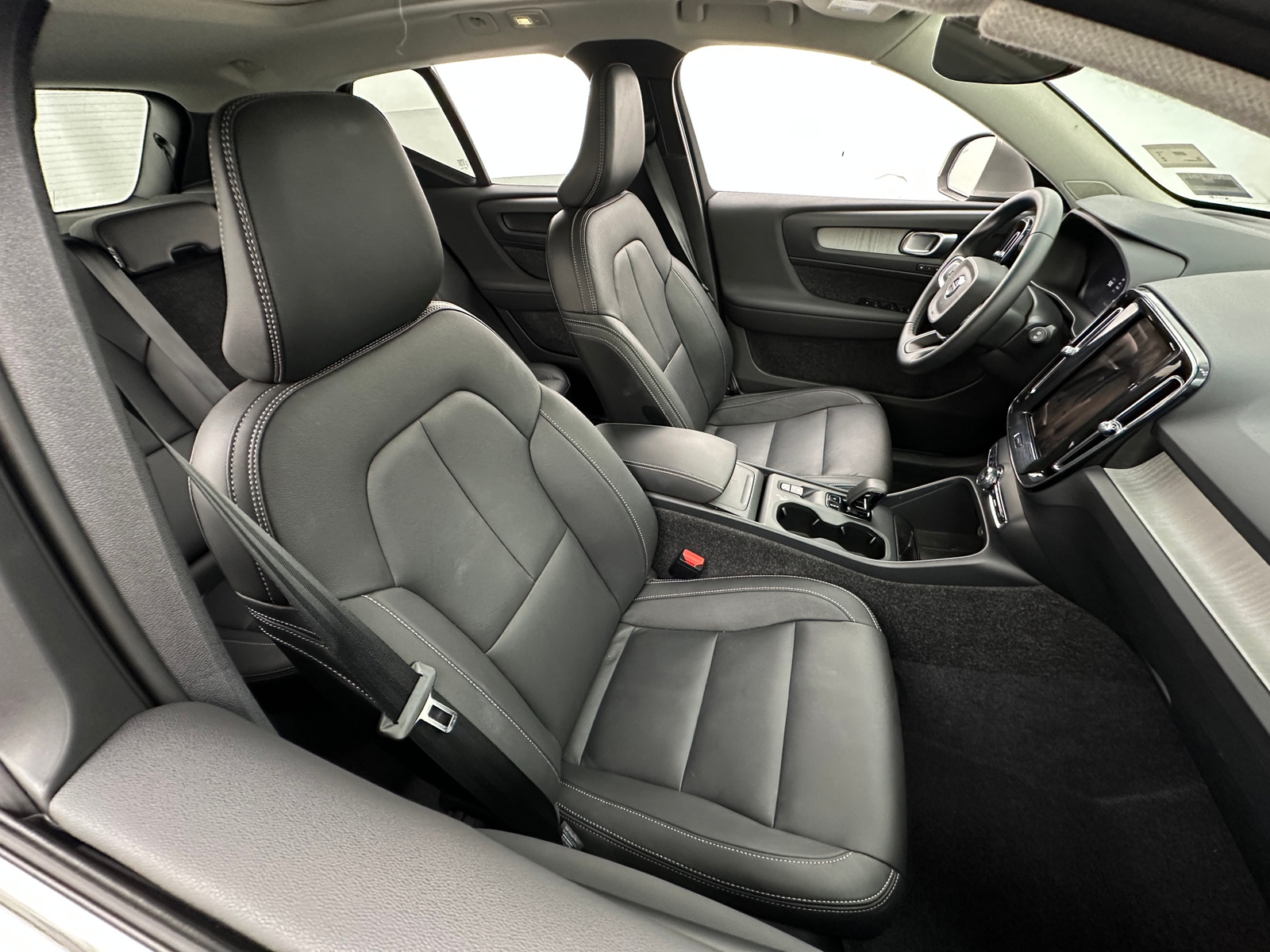 Thumbnail: 2025 Volvo XC40 - 2