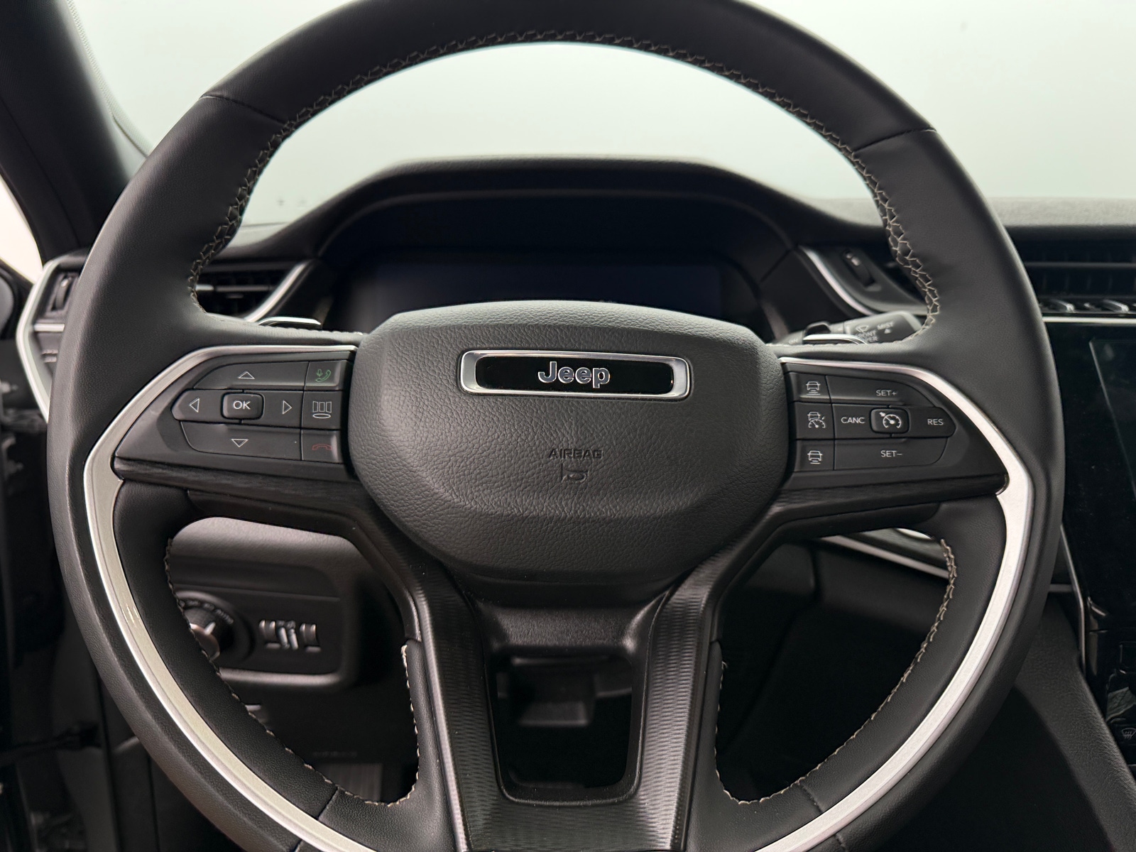 Thumbnail: 2024 Jeep Grand Cherokee L - 5
