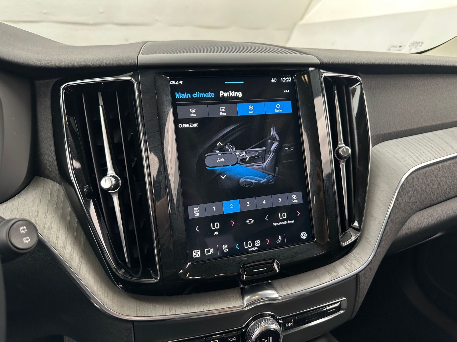 Thumbnail: 2025 Volvo XC60 - 3