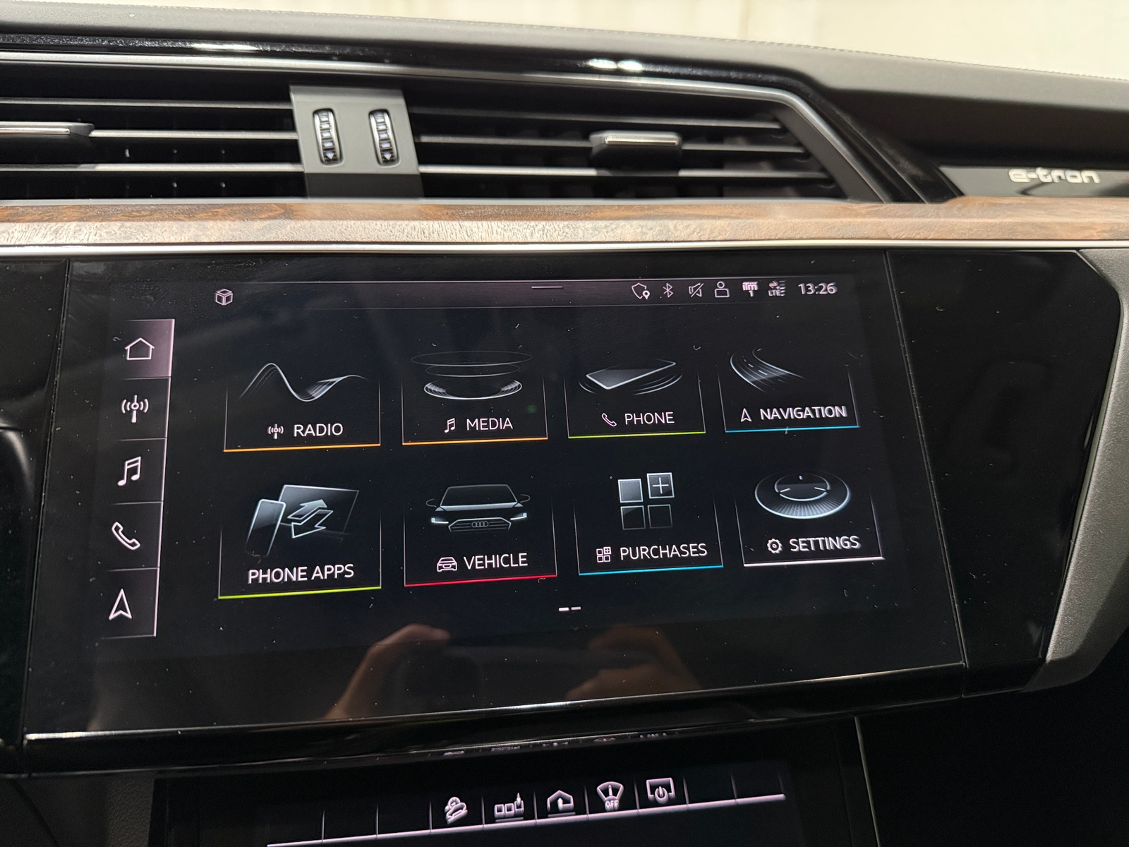 Thumbnail: 2019 Audi e-tron - 3