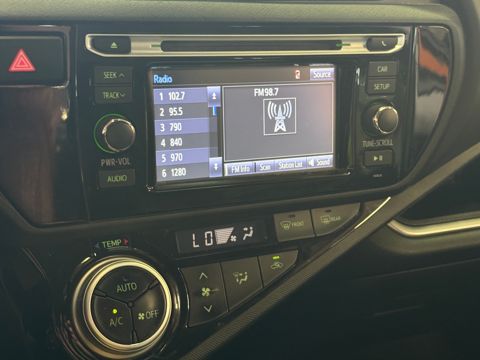 Thumbnail: 2017 Toyota Prius c - 4