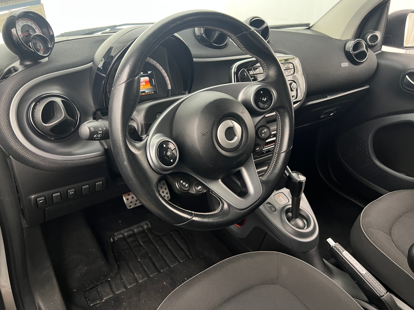 Thumbnail: 2017 smart fortwo - 3