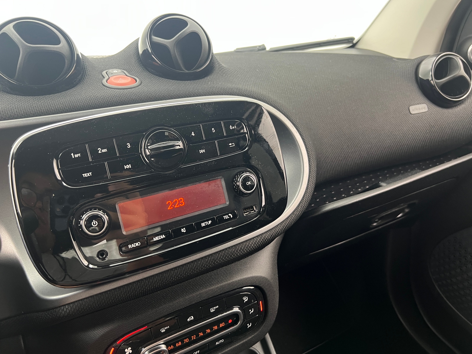 Thumbnail: 2017 smart fortwo - 4