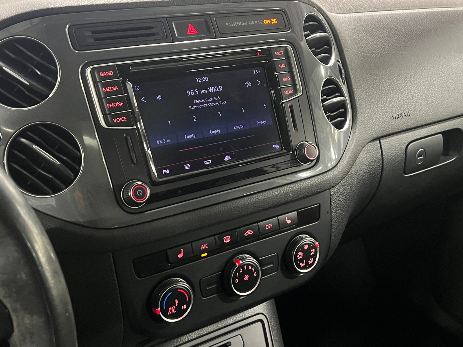 Thumbnail: 2016 Volkswagen Tiguan - 4