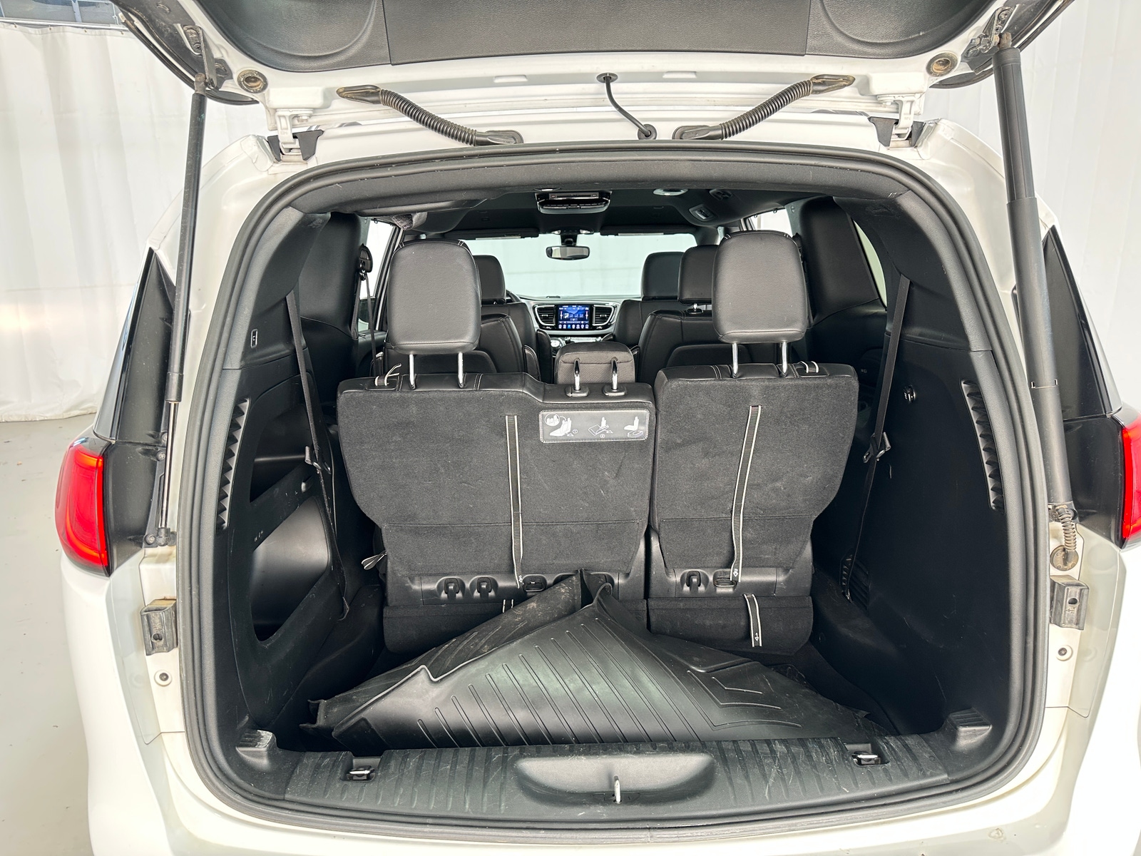 Thumbnail: 2018 Chrysler Pacifica - 6