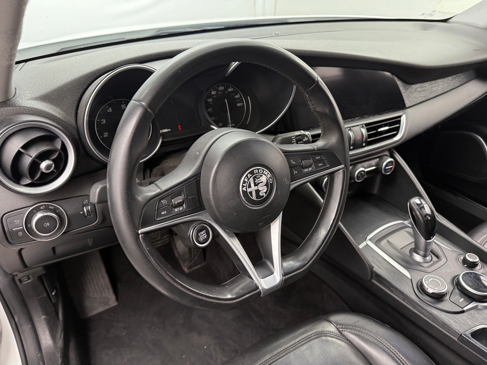 Thumbnail: 2019 Alfa Romeo Giulia - 4