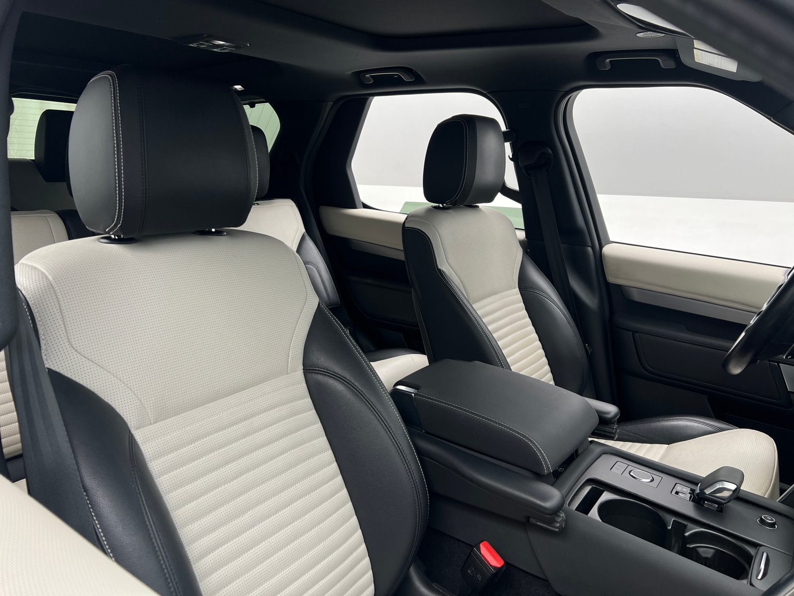 Thumbnail: 2021 Land Rover Discovery - 2