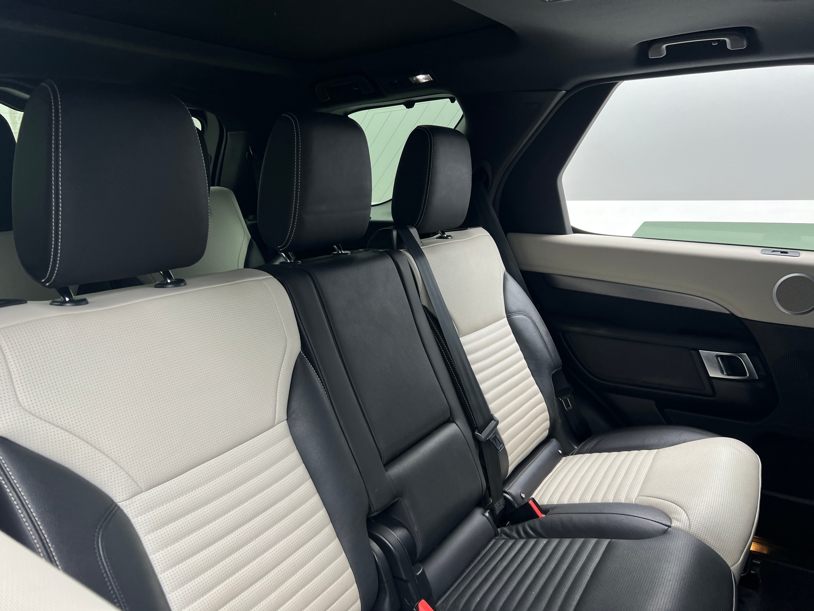 Thumbnail: 2021 Land Rover Discovery - 6