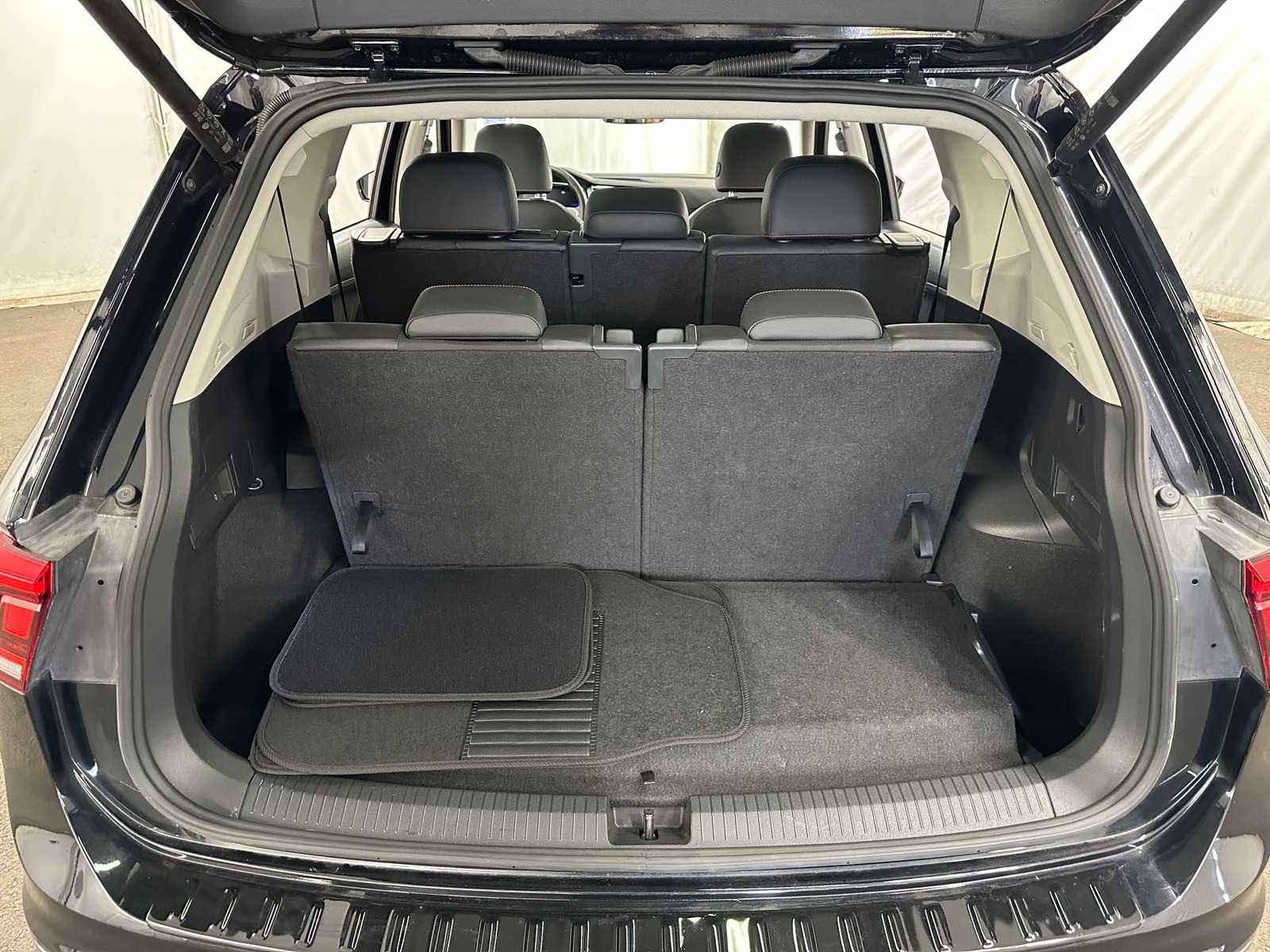 Thumbnail: 2024 Volkswagen Tiguan - 7