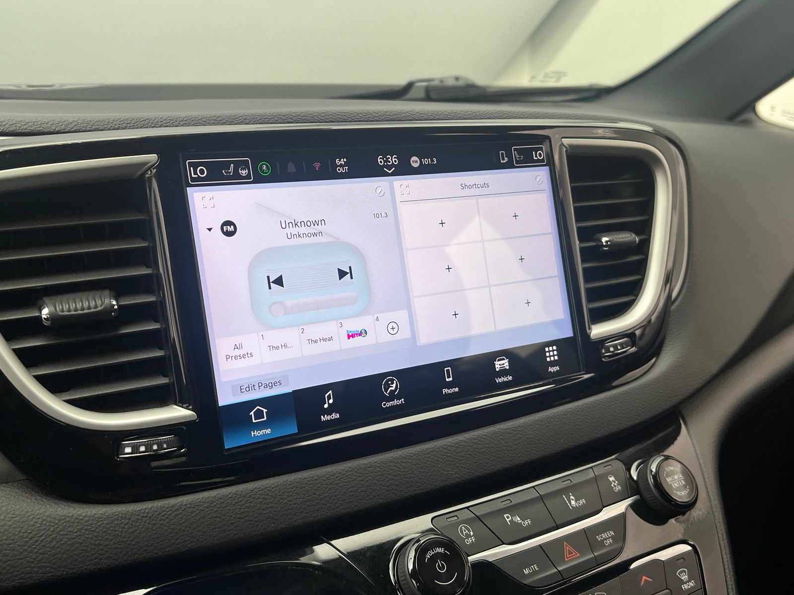 Thumbnail: 2025 Chrysler Pacifica - 3