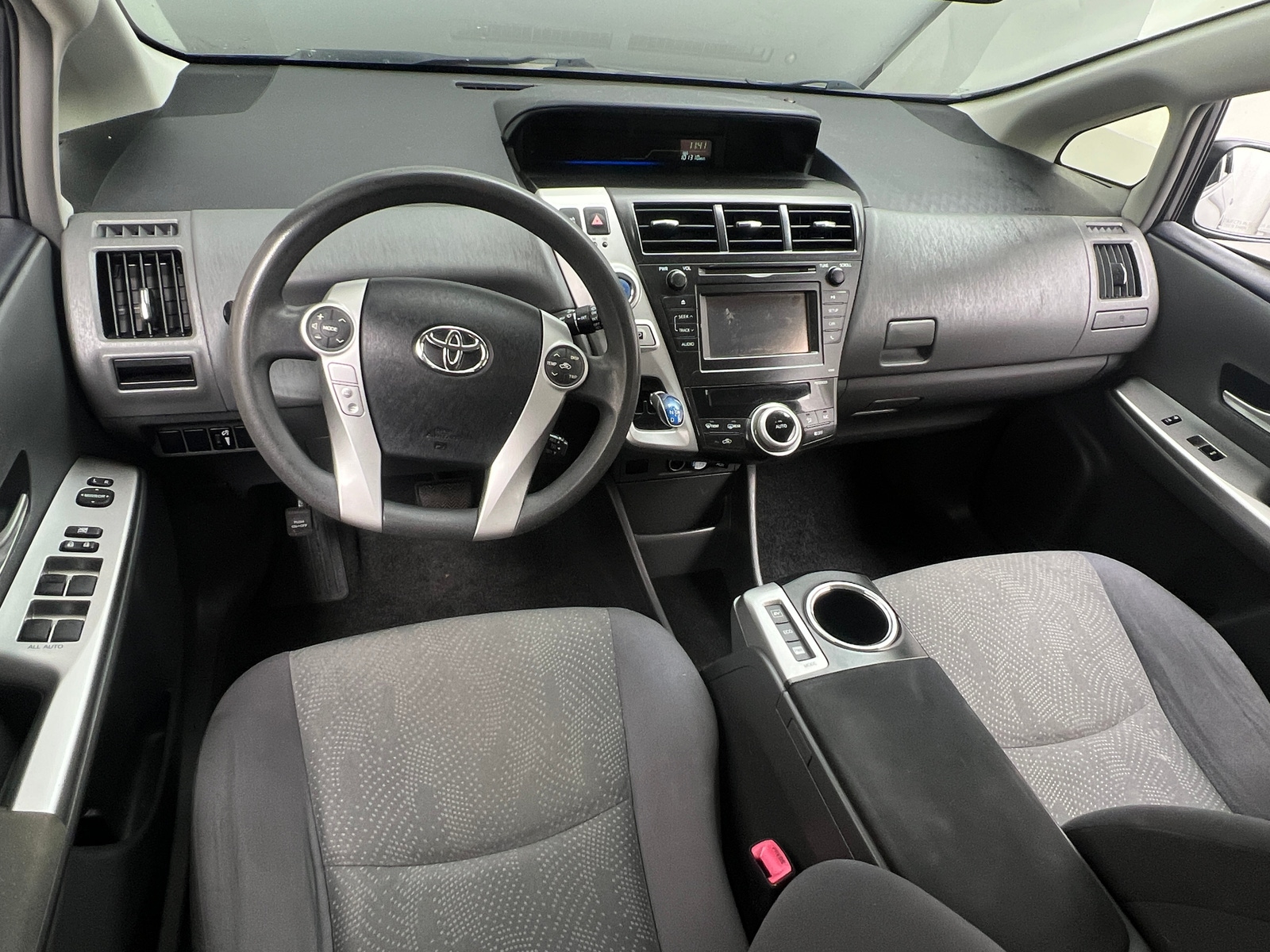 Thumbnail: 2014 Toyota Prius v - 3