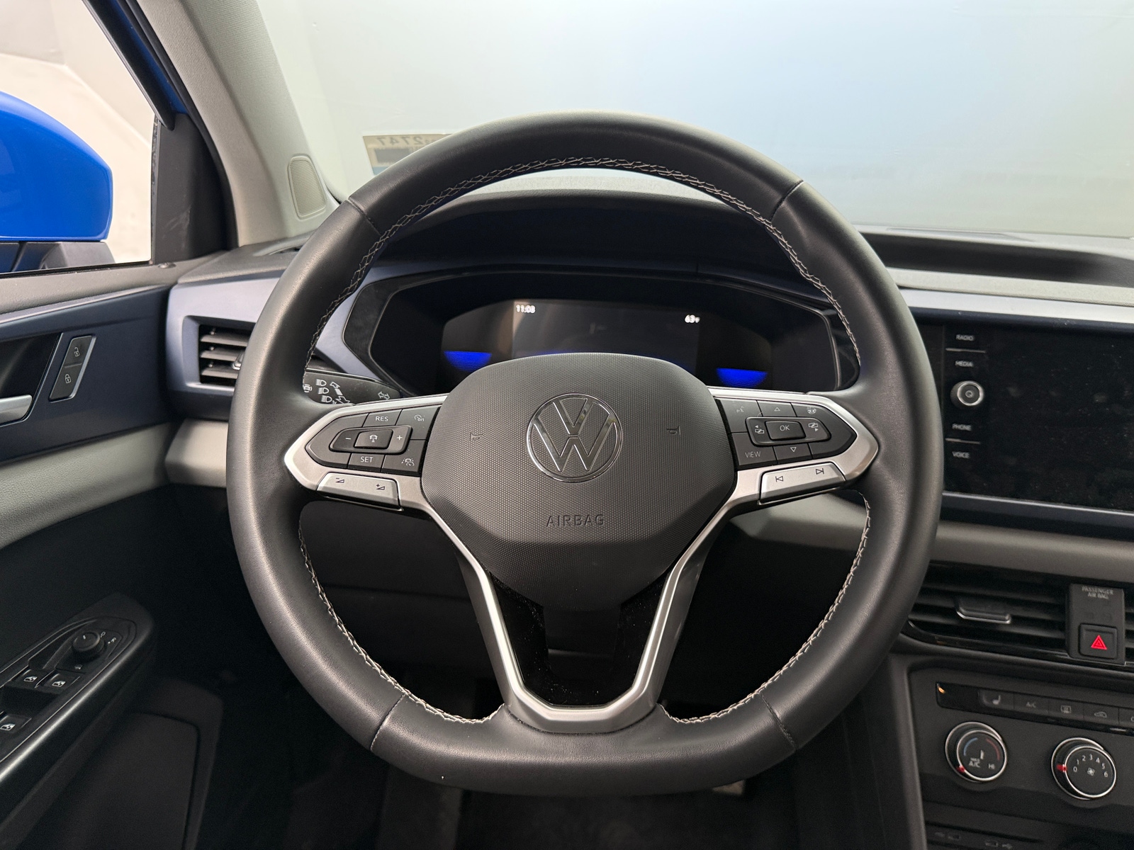 Thumbnail: 2022 Volkswagen Taos - 4