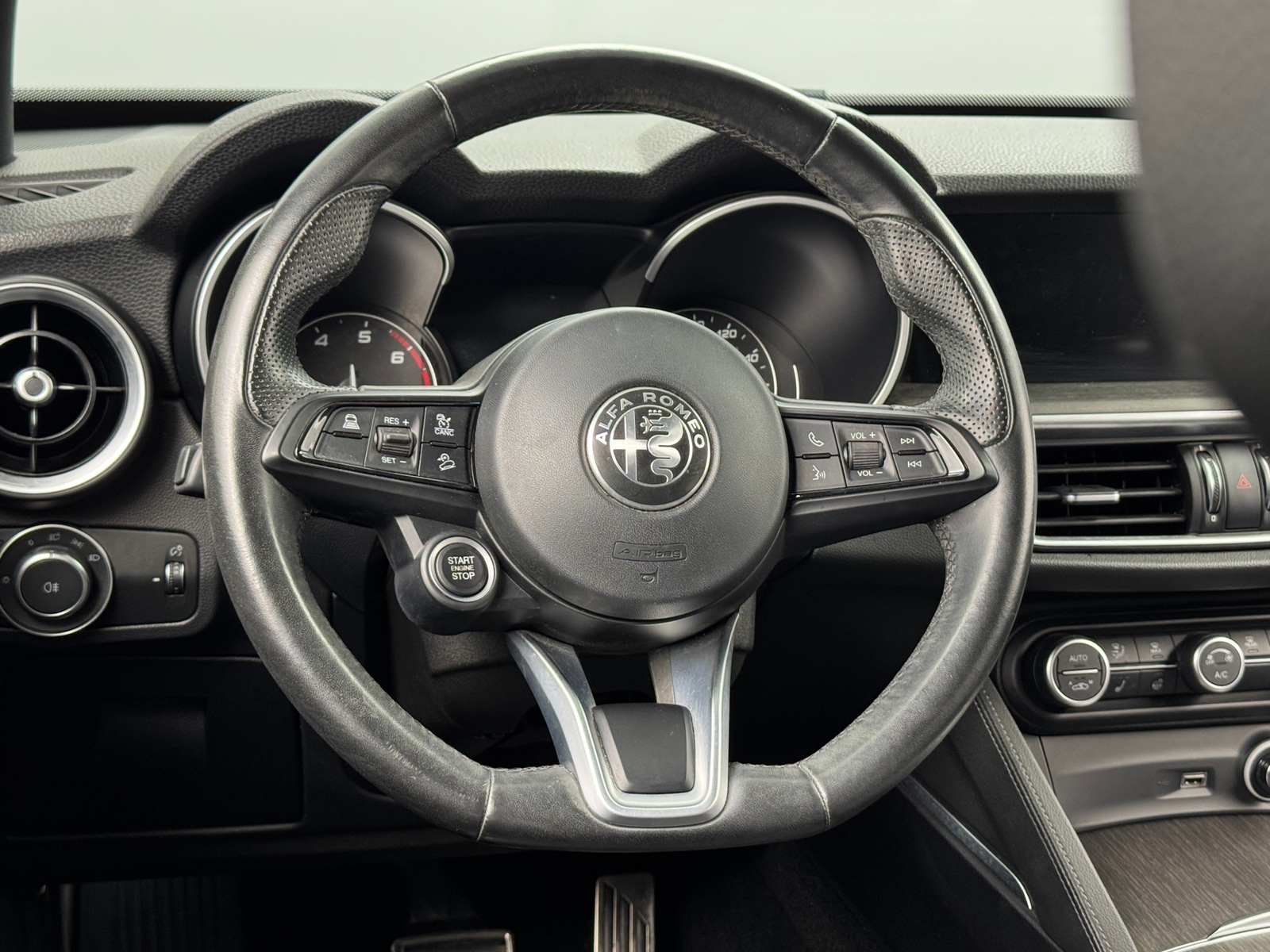 Thumbnail: 2022 Alfa Romeo Stelvio - 4
