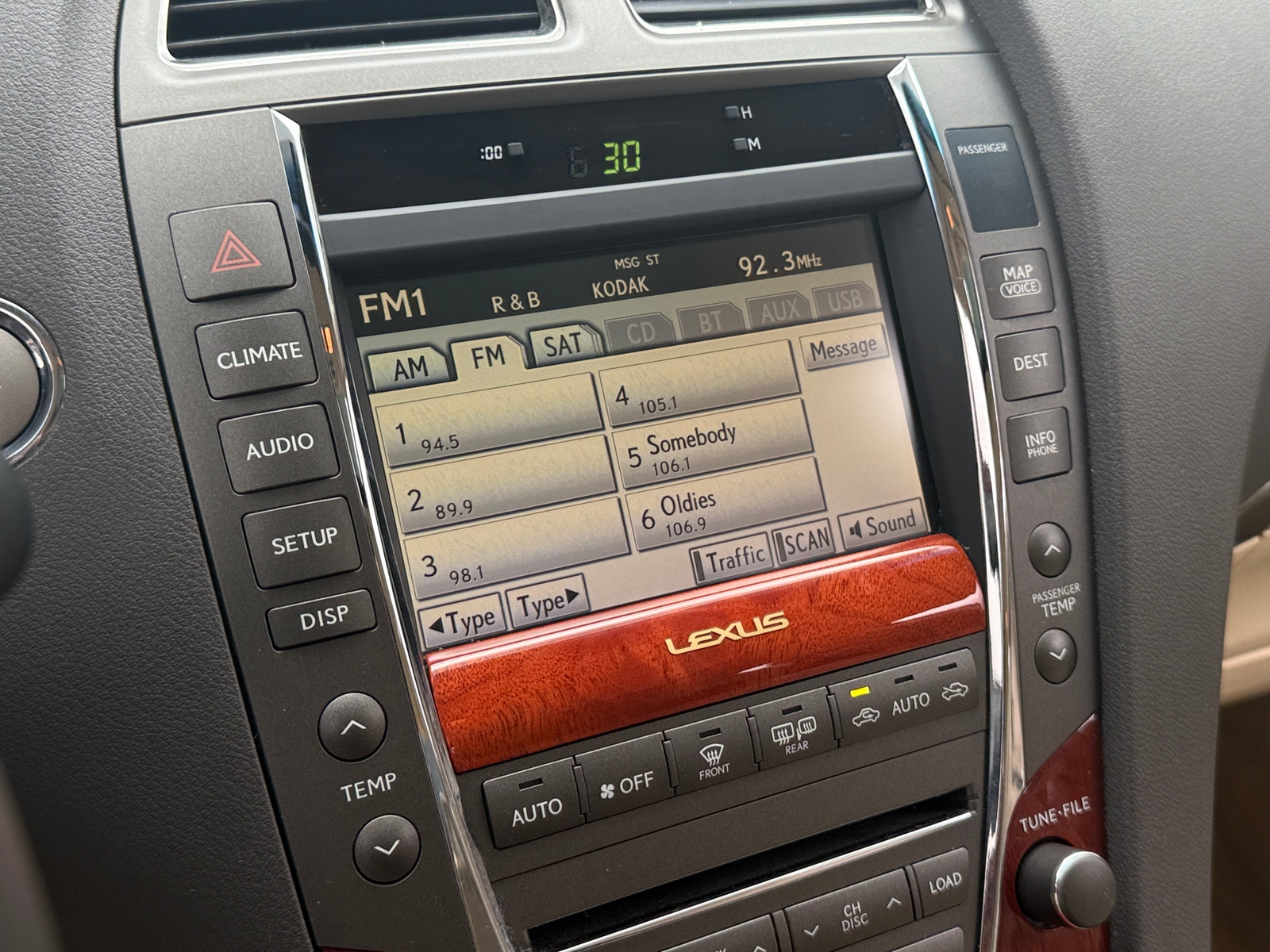 Thumbnail: 2011 Lexus ES - 3