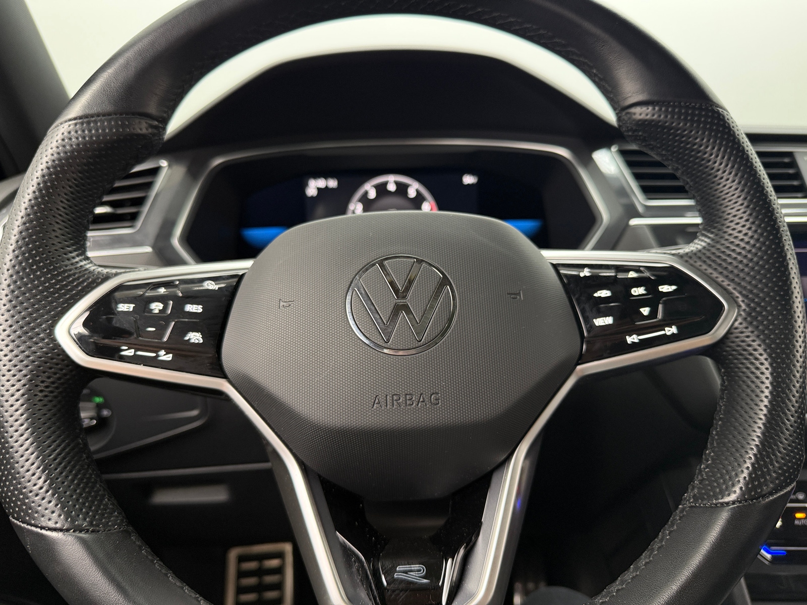 Thumbnail: 2022 Volkswagen Tiguan - 4