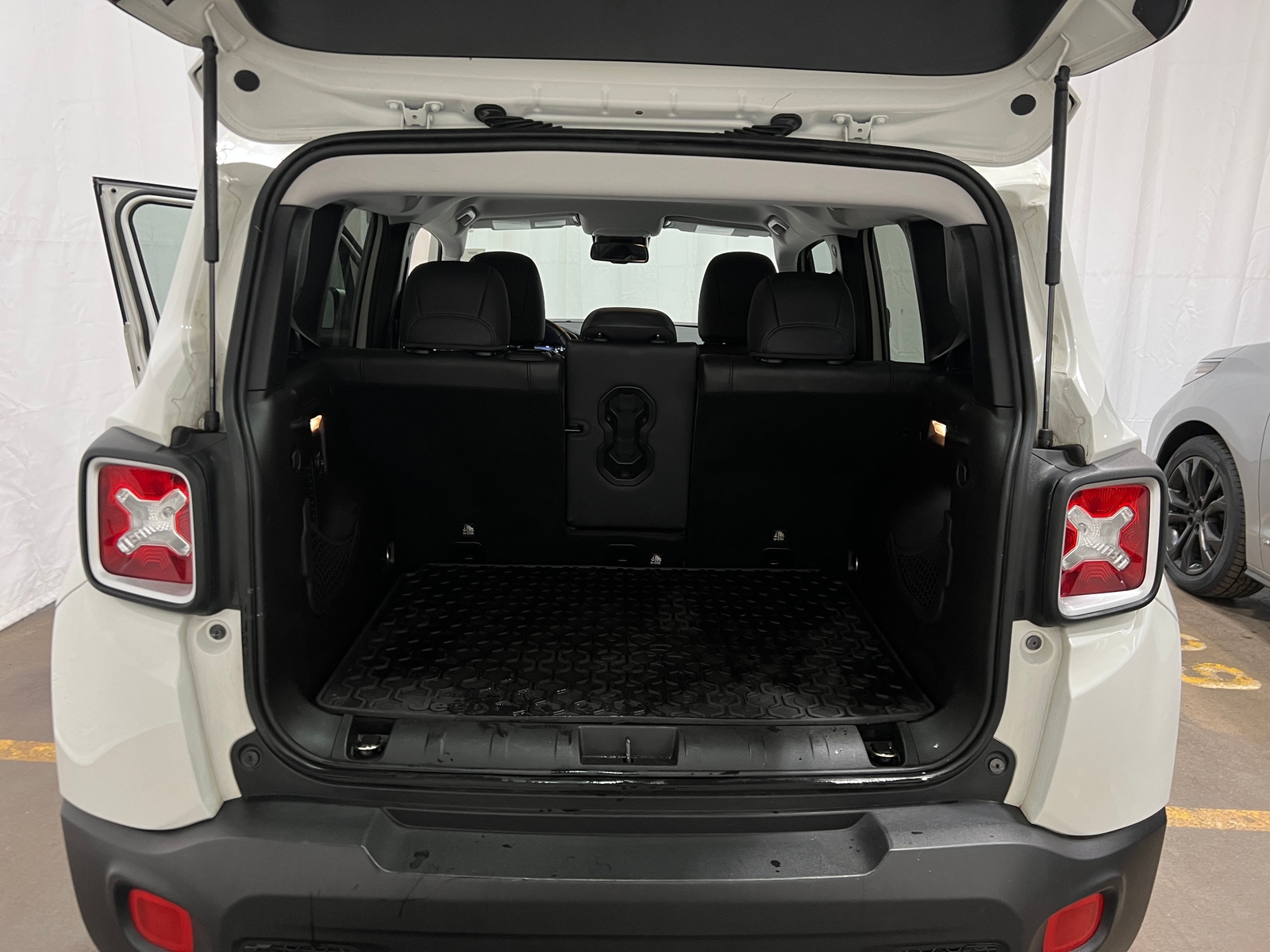 Thumbnail: 2016 Jeep Renegade - 6