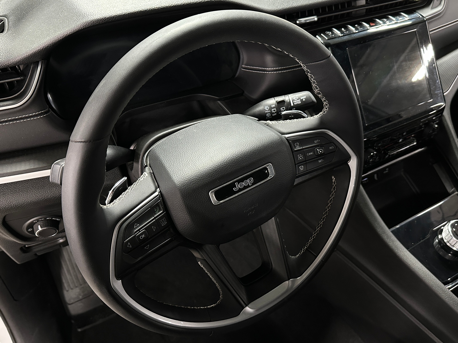 Thumbnail: 2023 Jeep Grand Cherokee L - 4