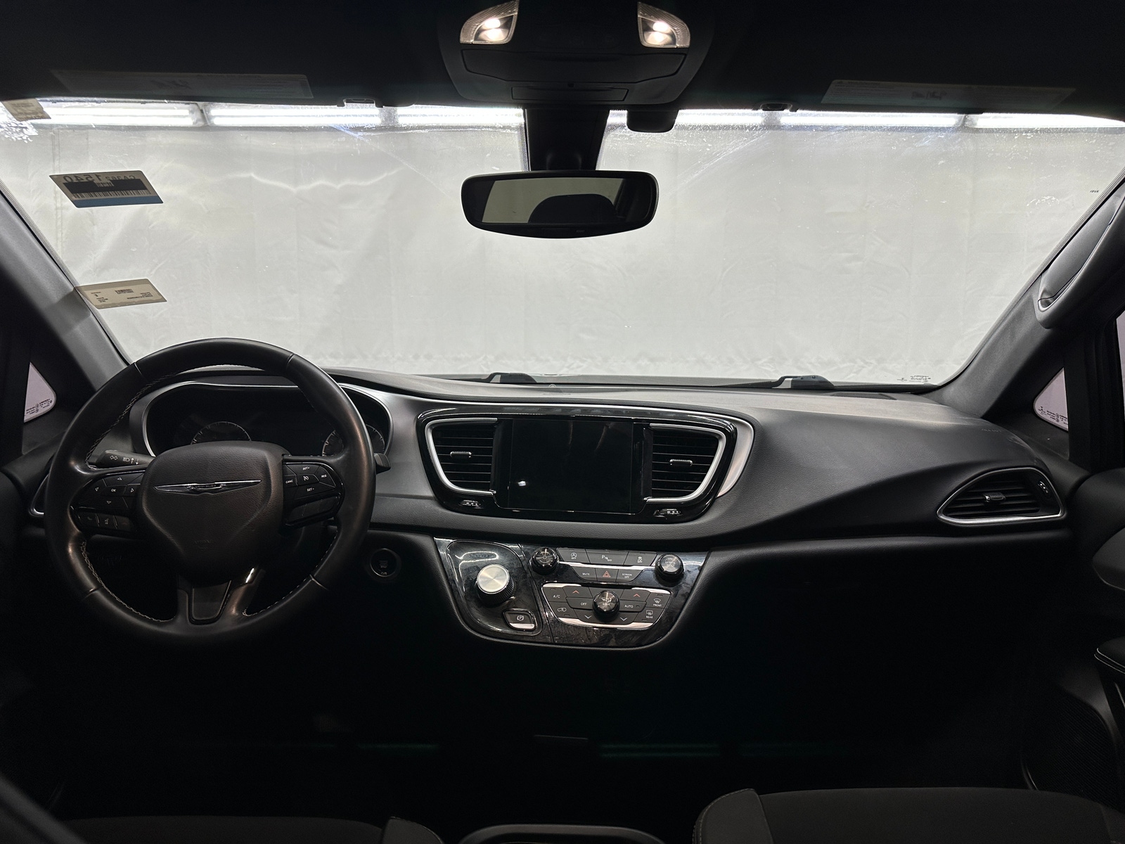 Thumbnail: 2018 Chrysler Pacifica - 3
