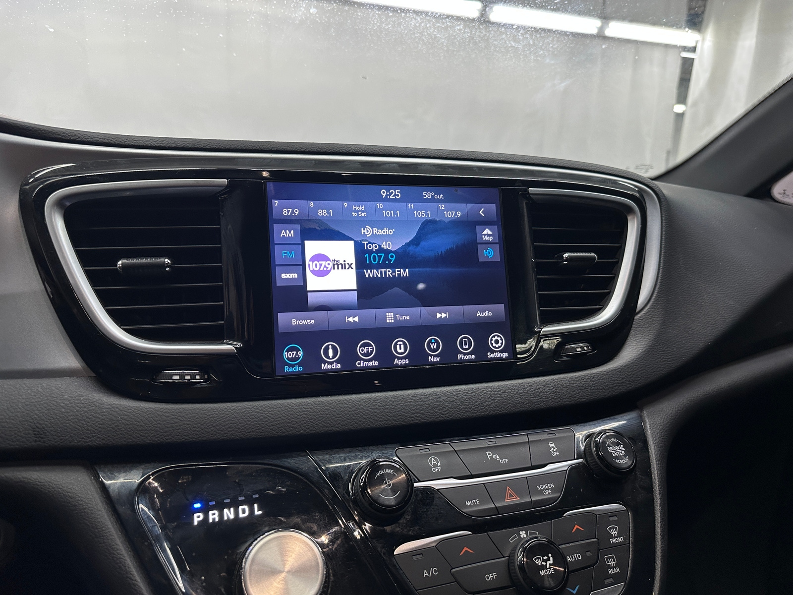 Thumbnail: 2018 Chrysler Pacifica - 4